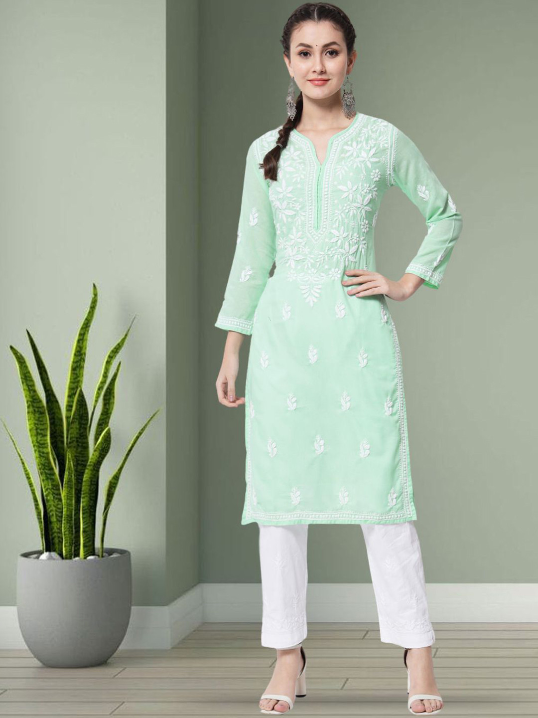 PARAMOUNT CHIKAN Floral Embroidered Lucknowi Chikankari Cotton Straight Kurta