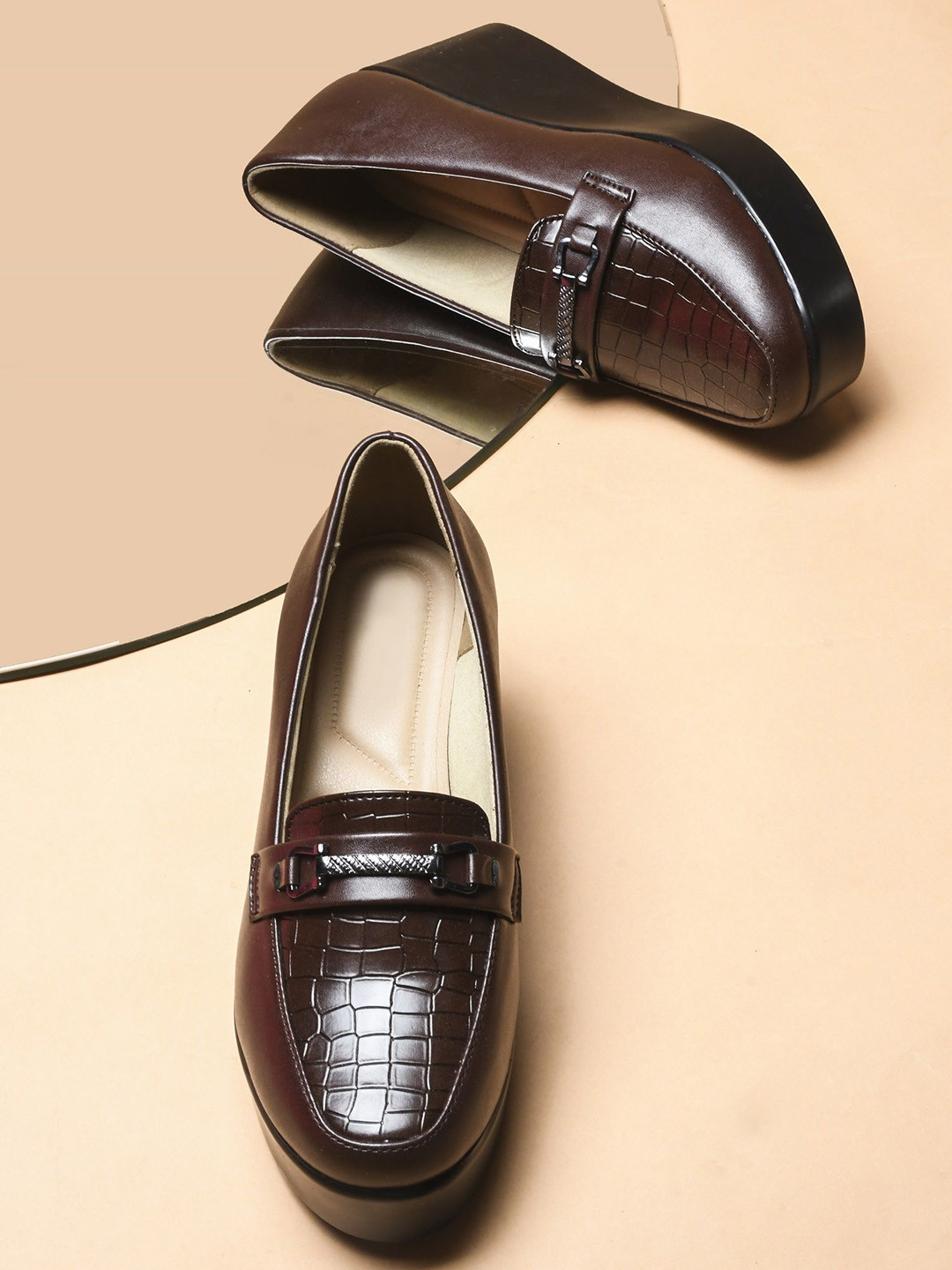 THE WHITE POLE Round Toe Wedge Heels