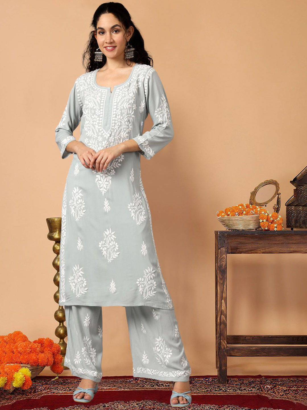 PARAMOUNT CHIKAN Women Embroidered Lucknowi Chikankari Modal Kurta Set