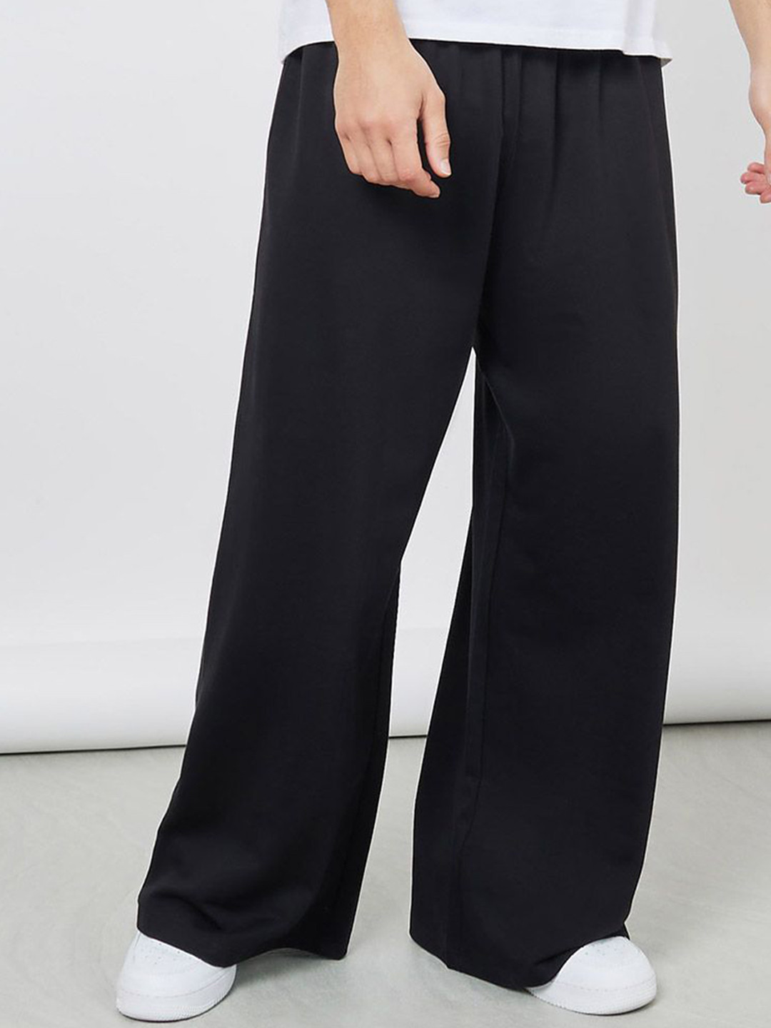 Styli Men Solid Wide Leg Jogger