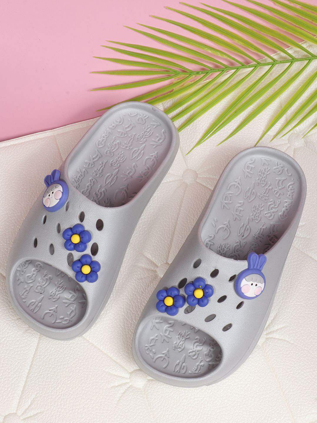 The Roadster Lifestyle Co Women Textured Water Resistant Slider