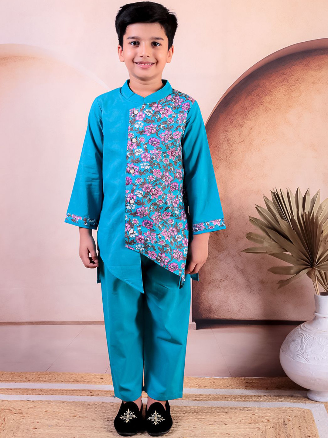 JUNITOS Boys Floral Printed Mandarin Collar Pure Cotton Straight Kurta With Trousers
