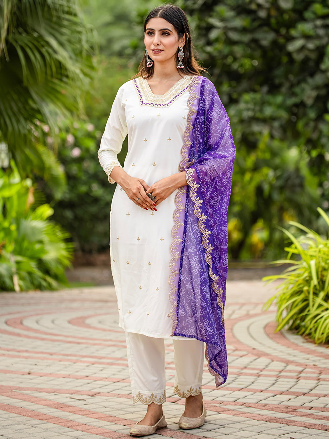 STYLERIUM Floral Embroidered Regular Thread Work Kurta With Trousers & Dupatta