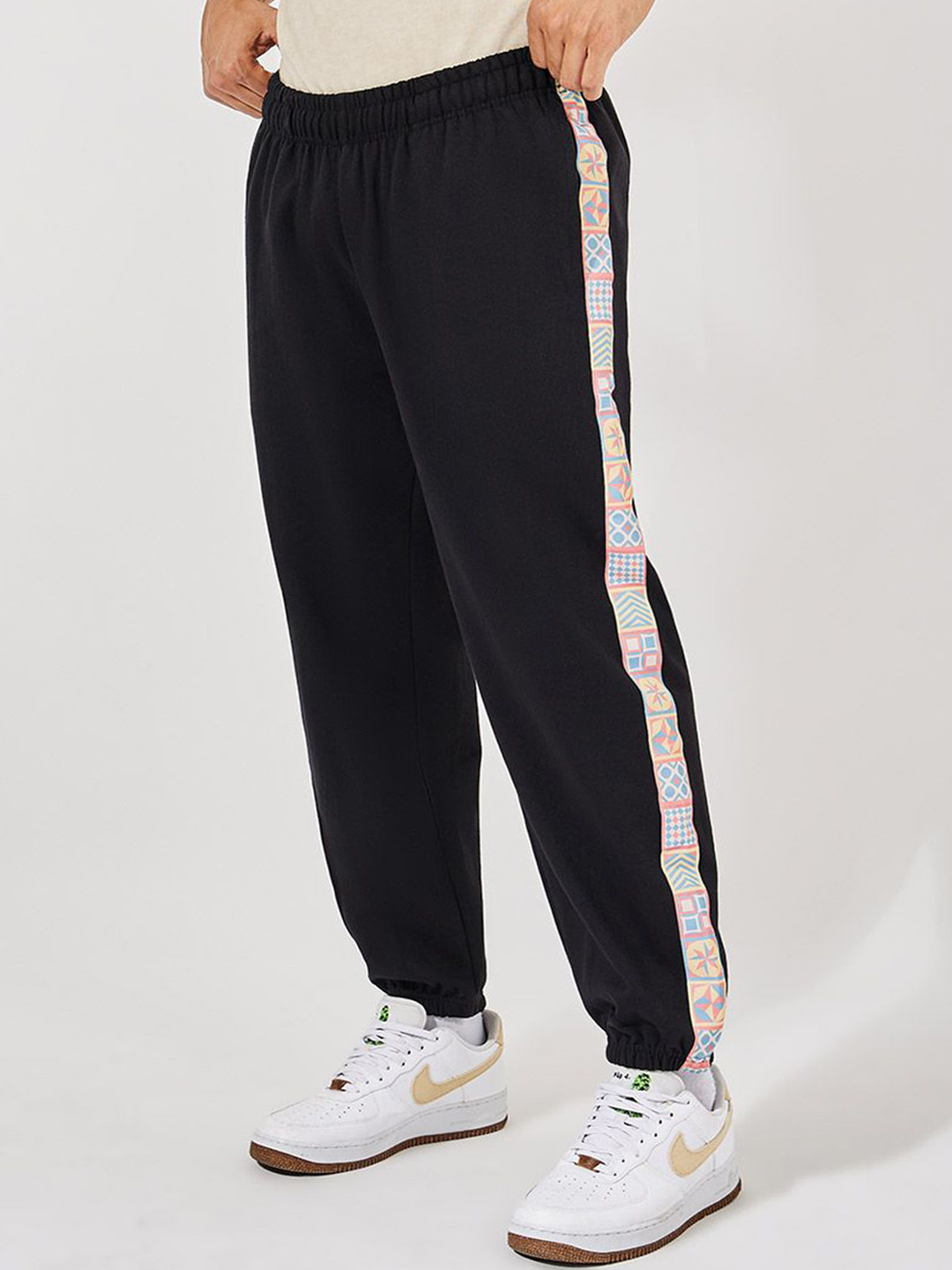 Styli Men Black Side Print Motif Relaxed Fit Joggers