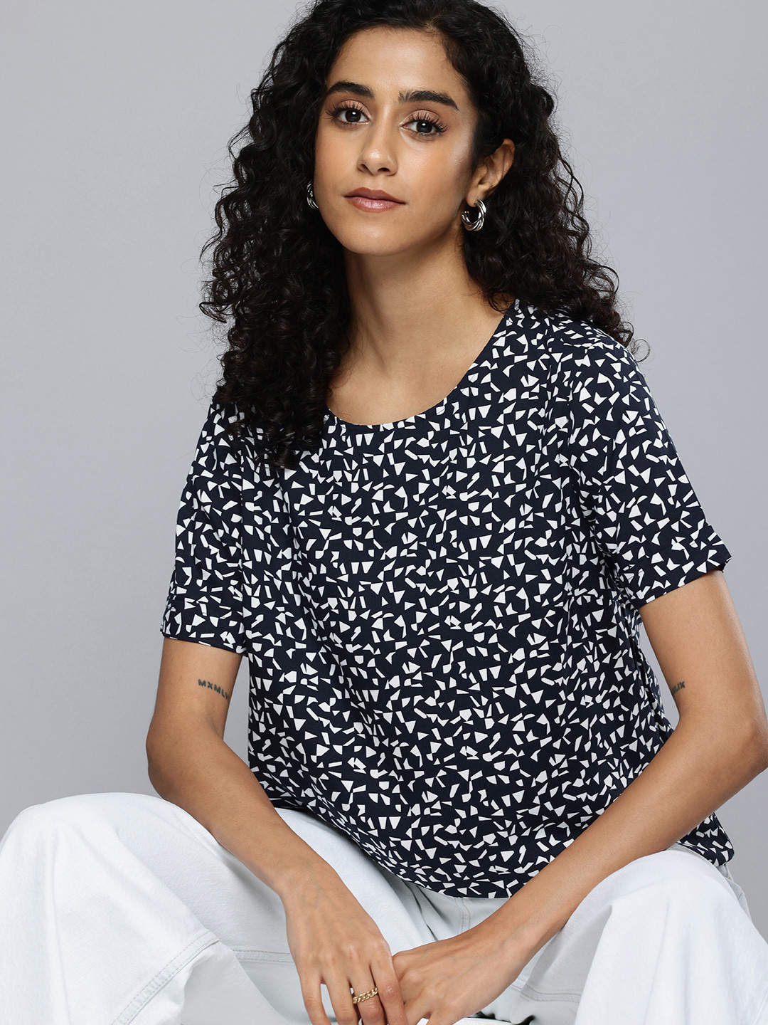 Levis Women's Geometric Print Navy Round Neck Top