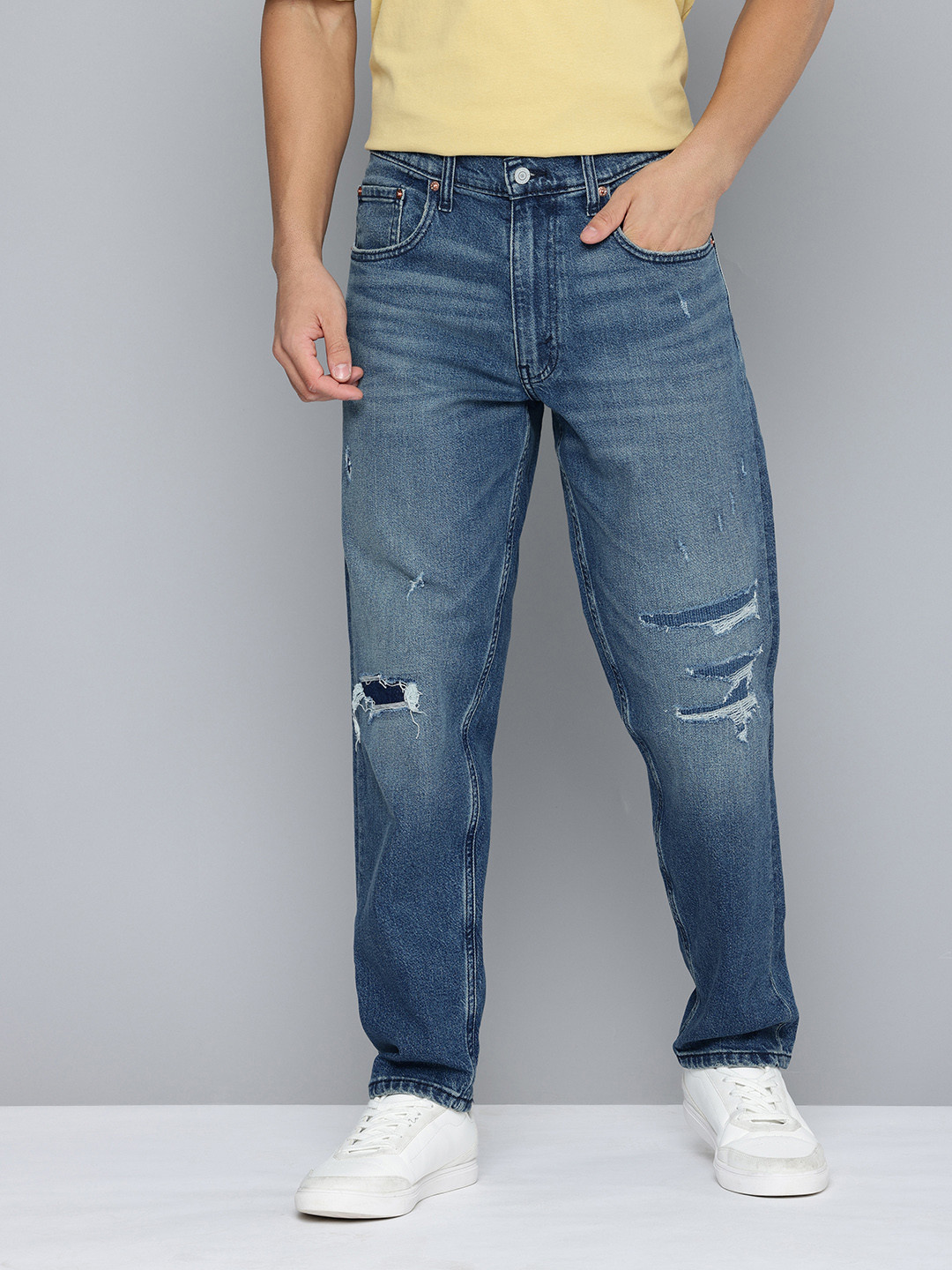 Levis Men 550'92 Relaxed Fit Mildly Distressed Heavy Fade Stretchable Jeans