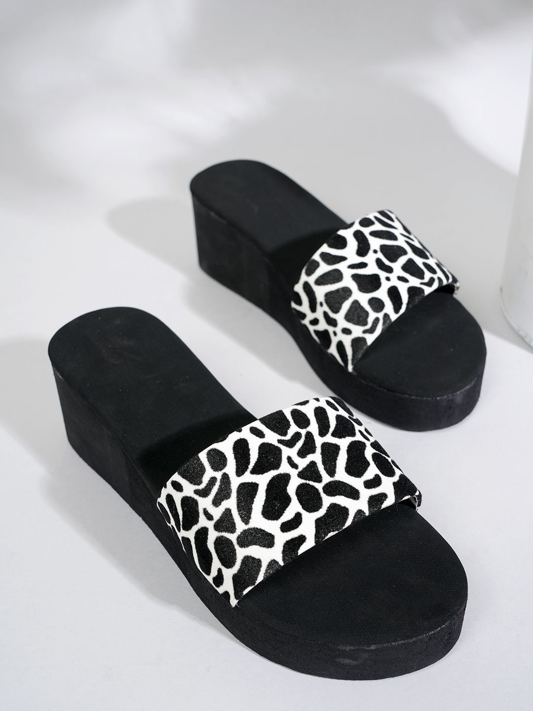 Walkfree Women Printed Suede Wedge Sandals