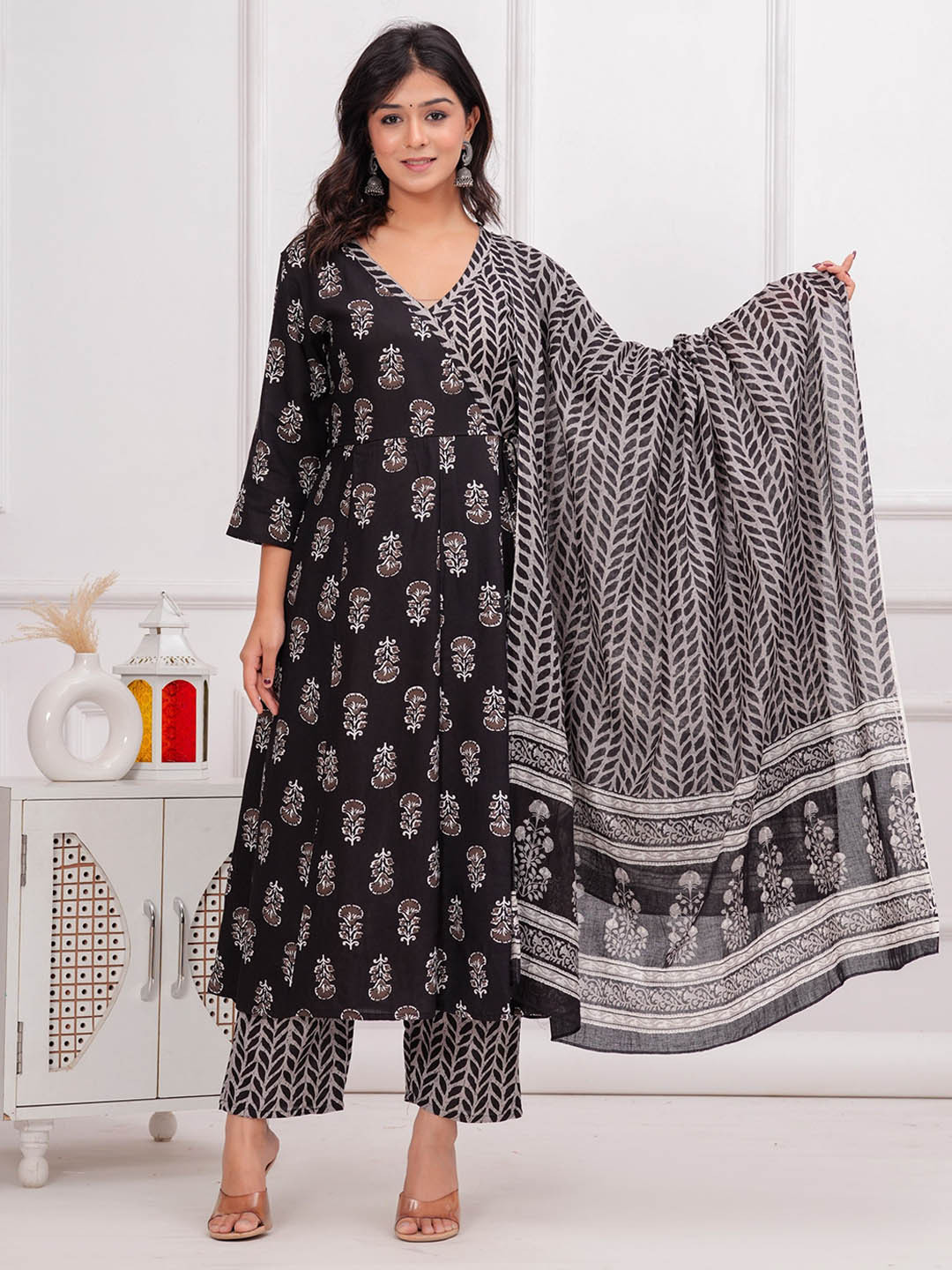 POSHART FASHION AS UNIQUE AS YOU ARE Women Floral Printed Regular Kurta with Trousers & With Dupatta