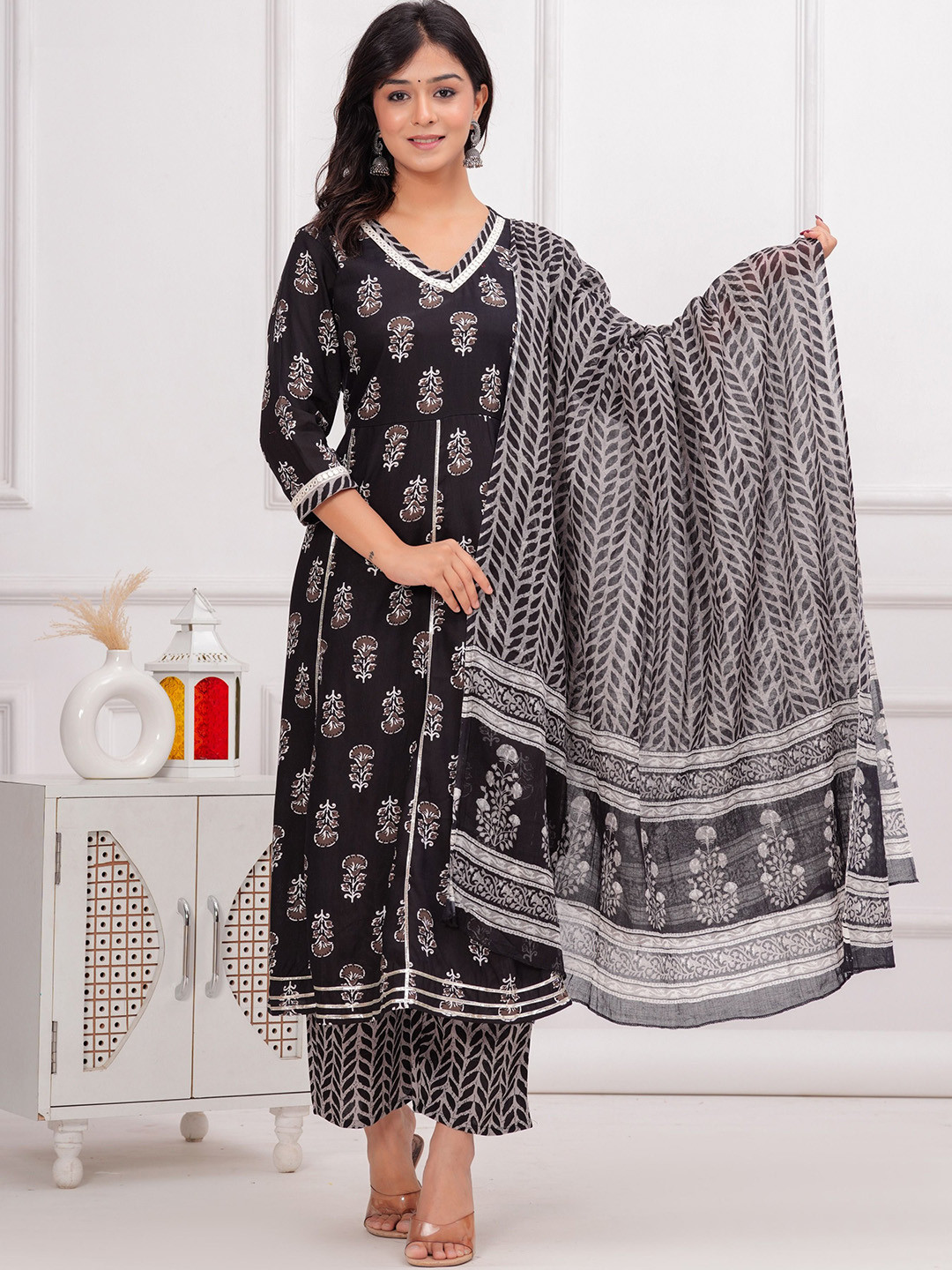 POSHART FASHION AS UNIQUE AS YOU ARE Women Floral Printed Regular Kurta with Trousers & With Dupatta