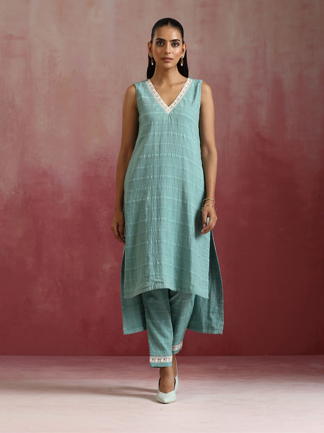 trueBrowns Geometric Woven Design V-Neck Sleeveless Straight Kurta with Trousers