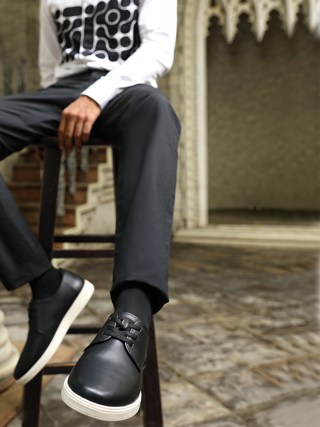 THOMAS CRICK Men Textured Round Toe Comfort Insole Leather Sneakers