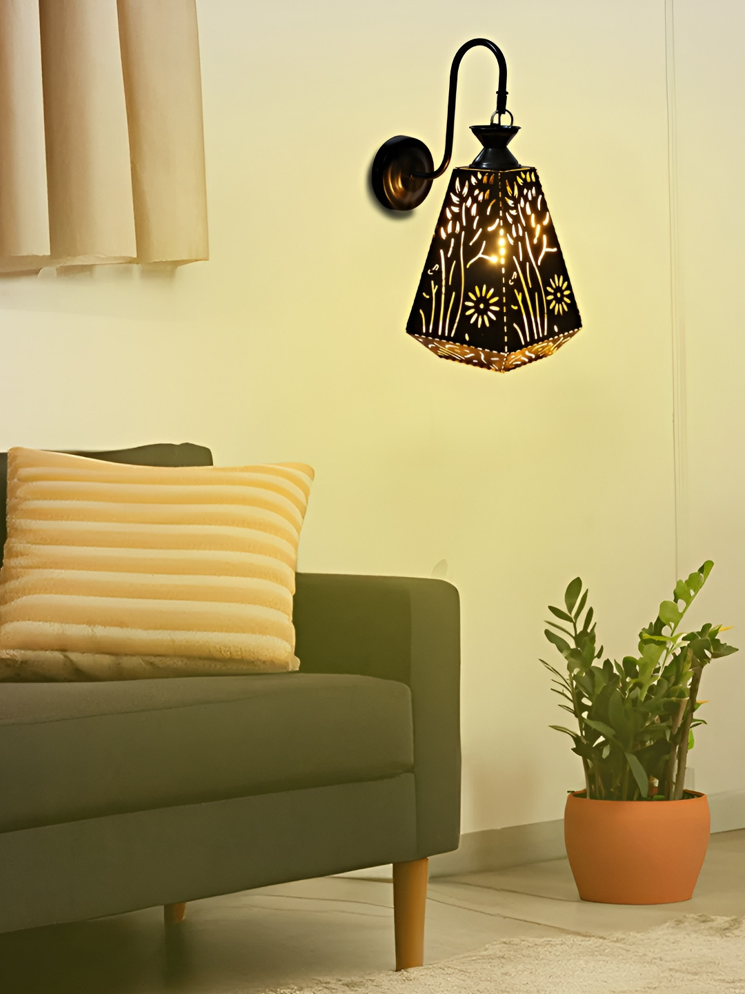 MFD HOME FURNISHING Black Metal Traditional Abstract Shaped Shaped Wall Lamp