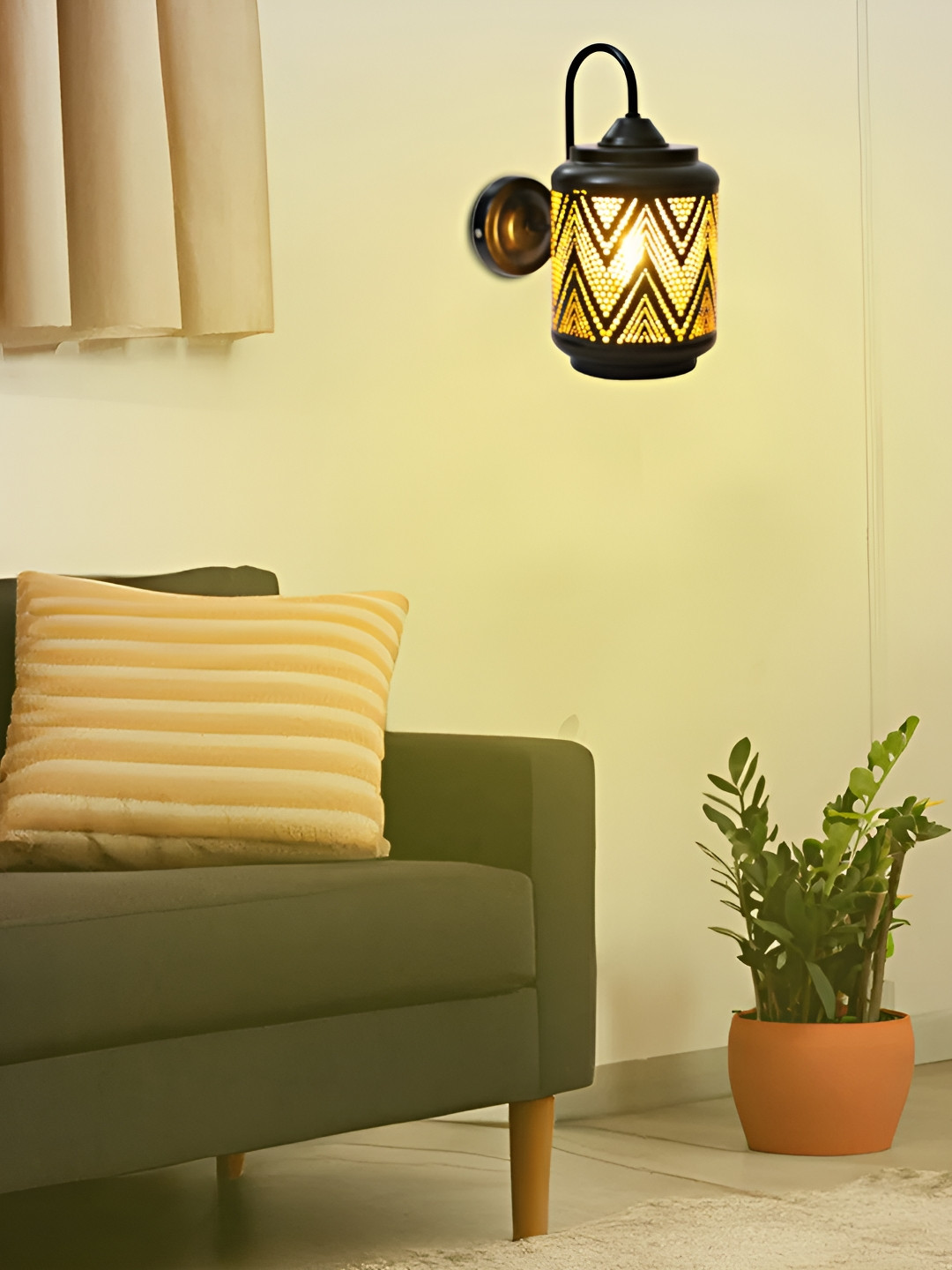 MFD HOME FURNISHING Black Metal Traditional Abstract Shaped Shaped Wall Lamp