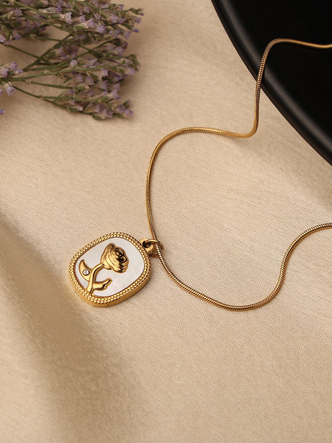 VENI Gold-Plated Square Pendants with Chains