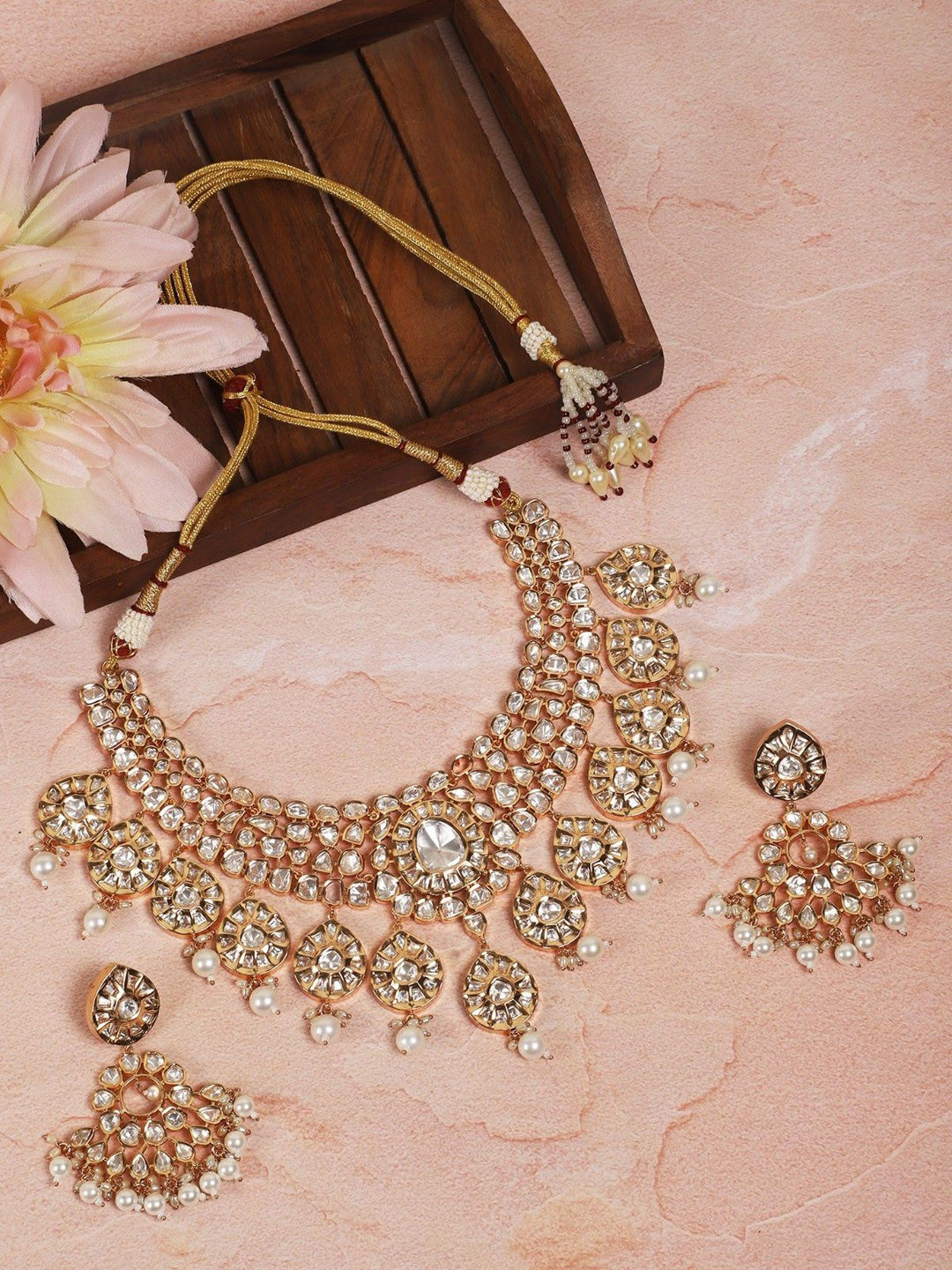 AURAA TRENDS Gold-Plated Kundan Stone-Studded Jewellery Set