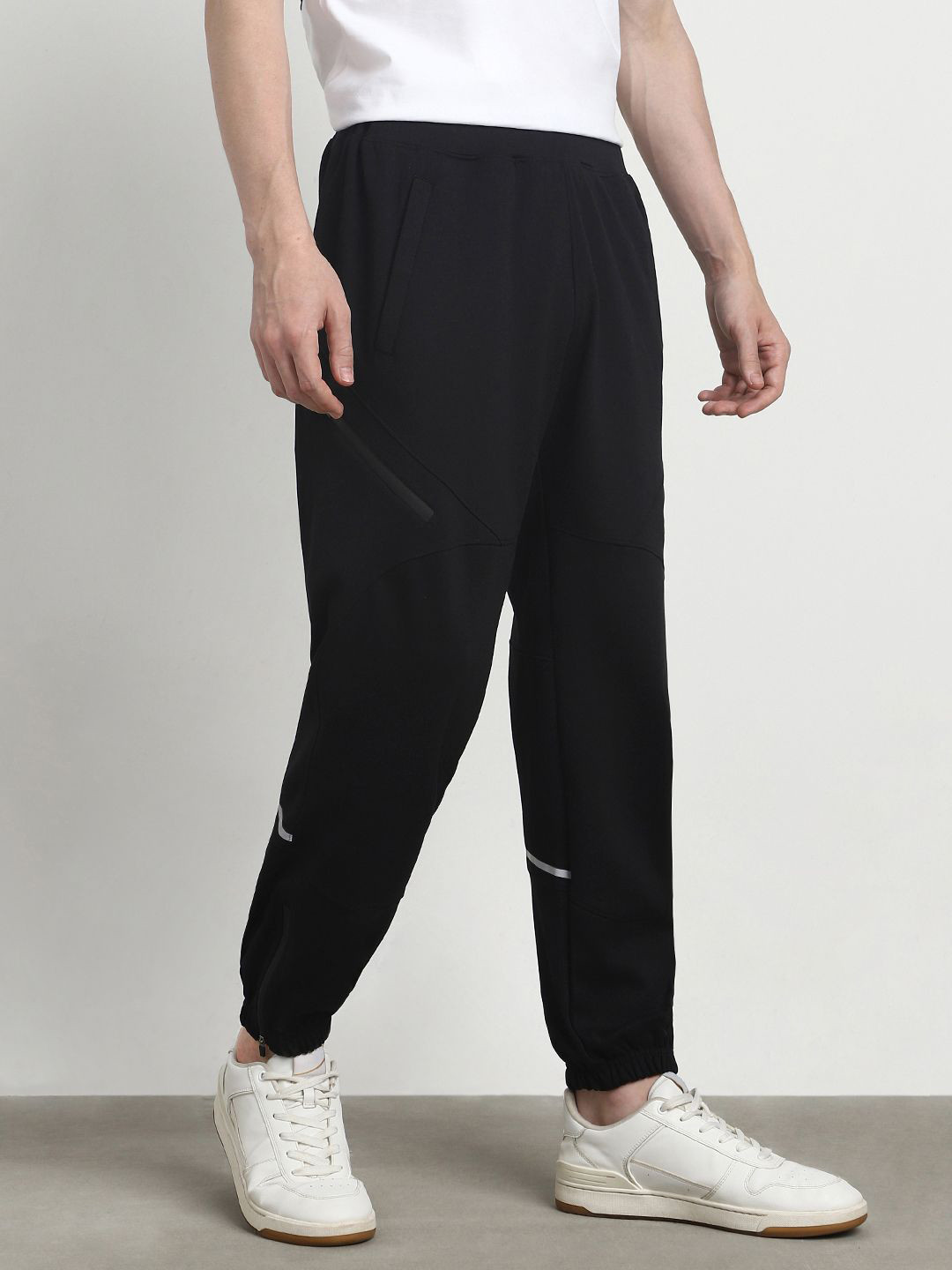 NOBERO Men Travel 10 Feature Oversized Joggers