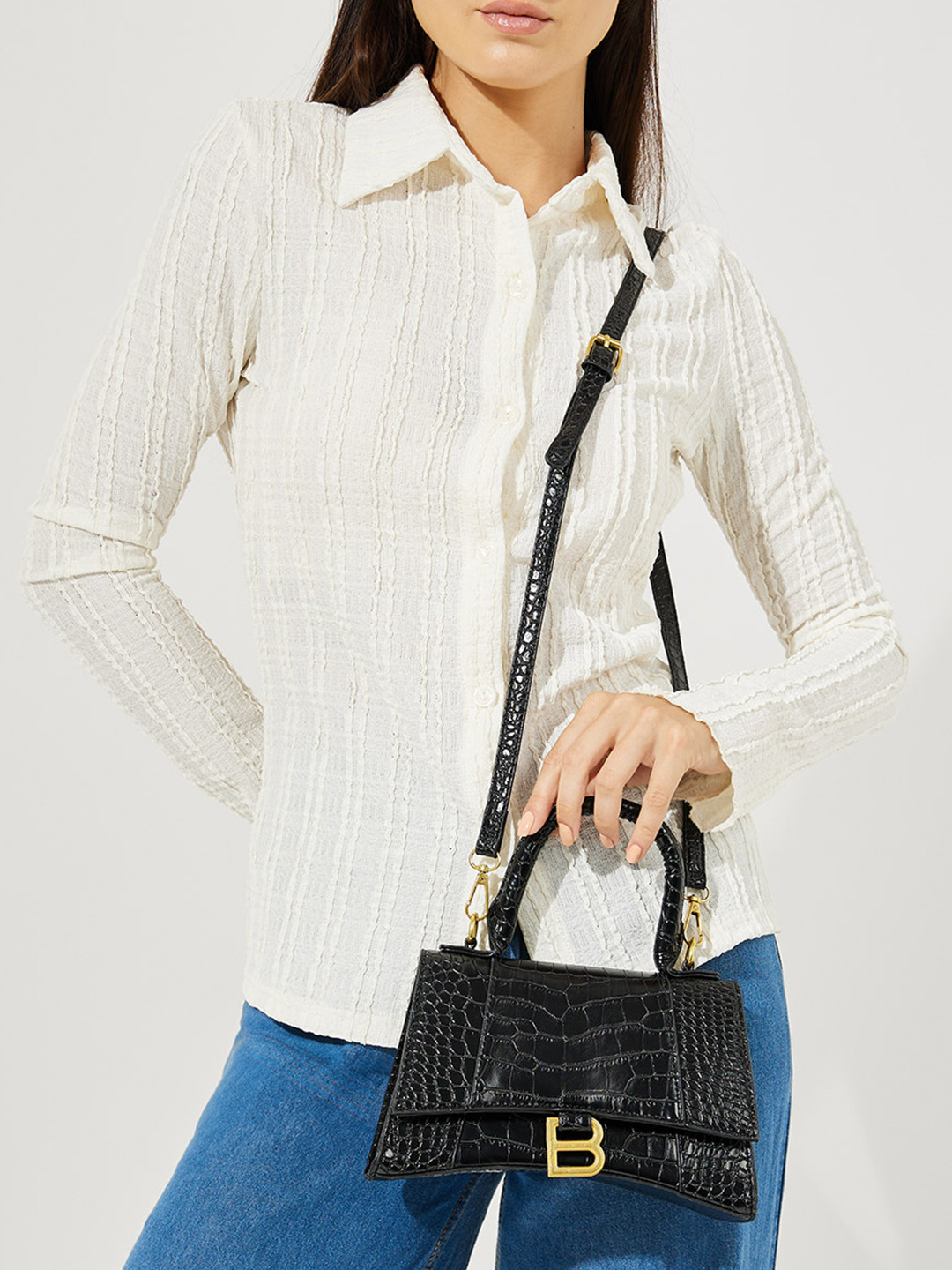 Women Textured Handheld Bag