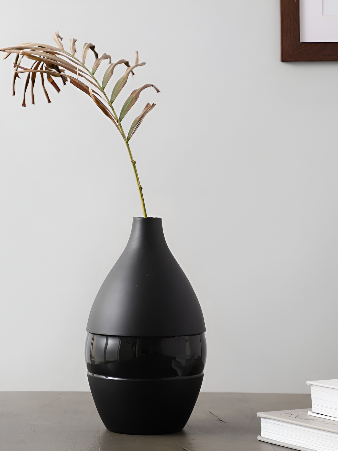 Decor de Maison Vesera Black Ceramic Vase