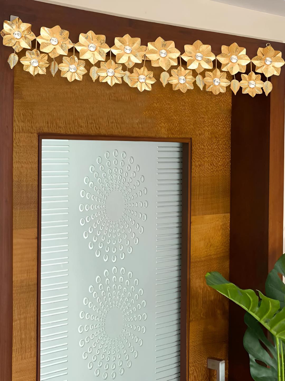 THE HOME CO. Gld Toned & White Textured Metal Toran Festive Decor