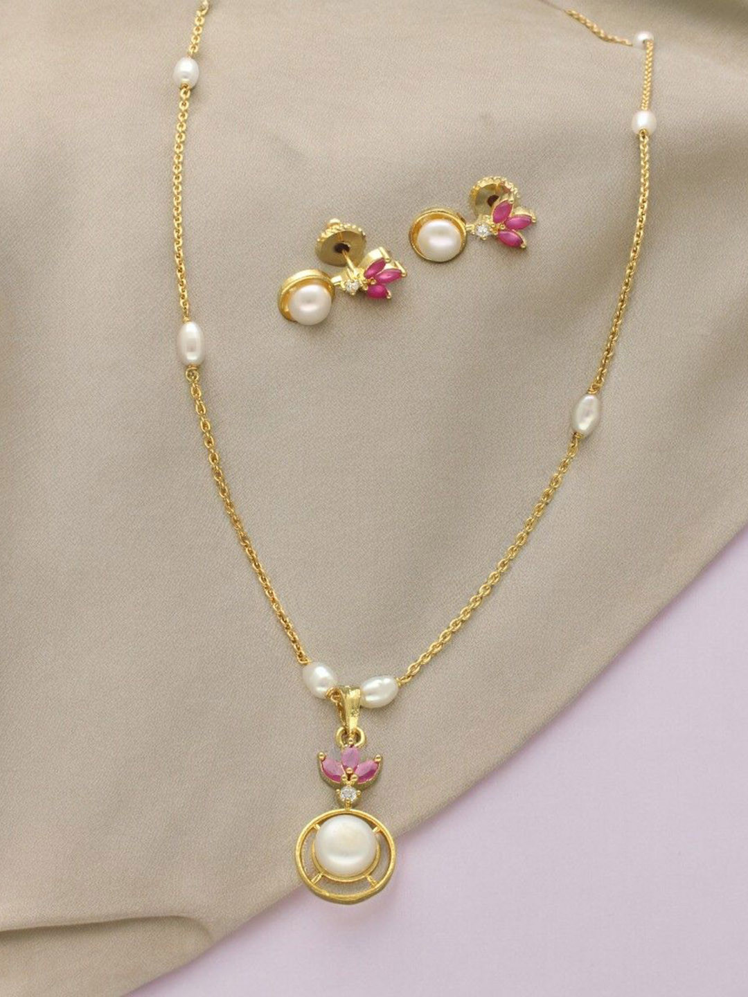 Sri Jagdamba Pearls Dealer Radiant Gold-Plated Beaded Jewellery Set