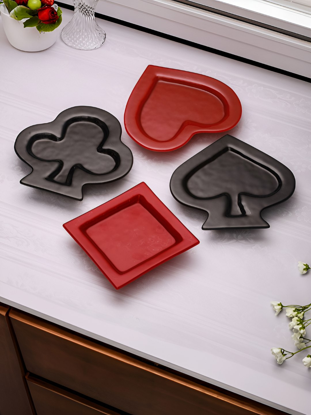 Troveas Red & Black 4 Pieces Glass Playing Card Shape Food Platters