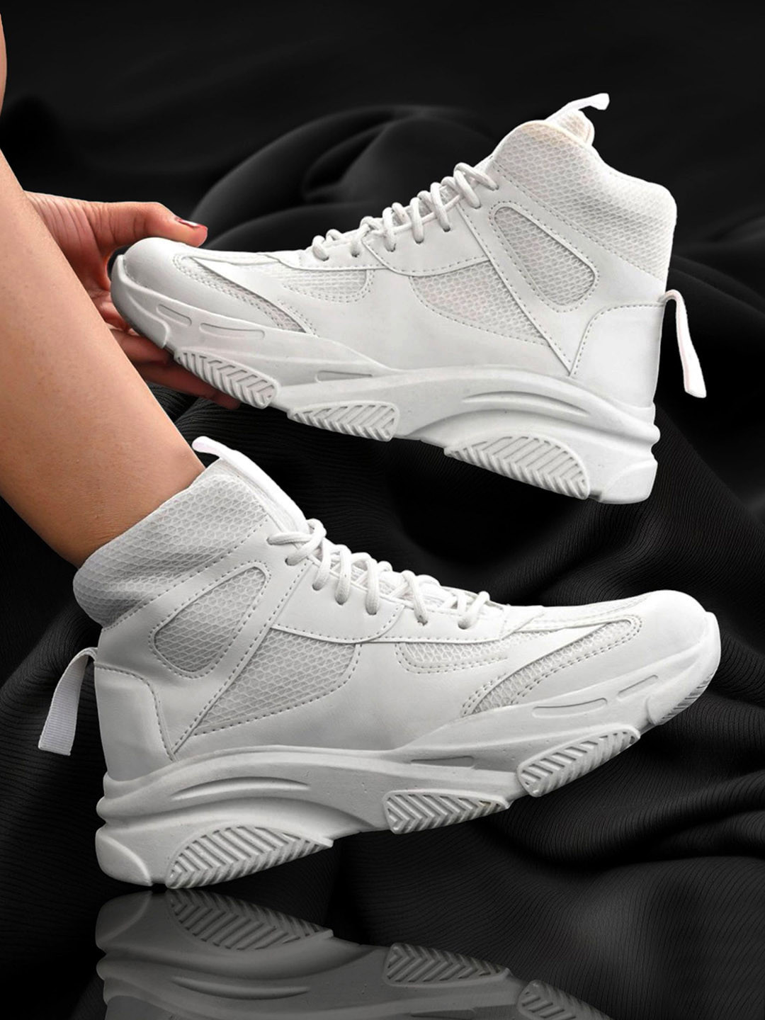 Layasa Women Round Toe Sneakers