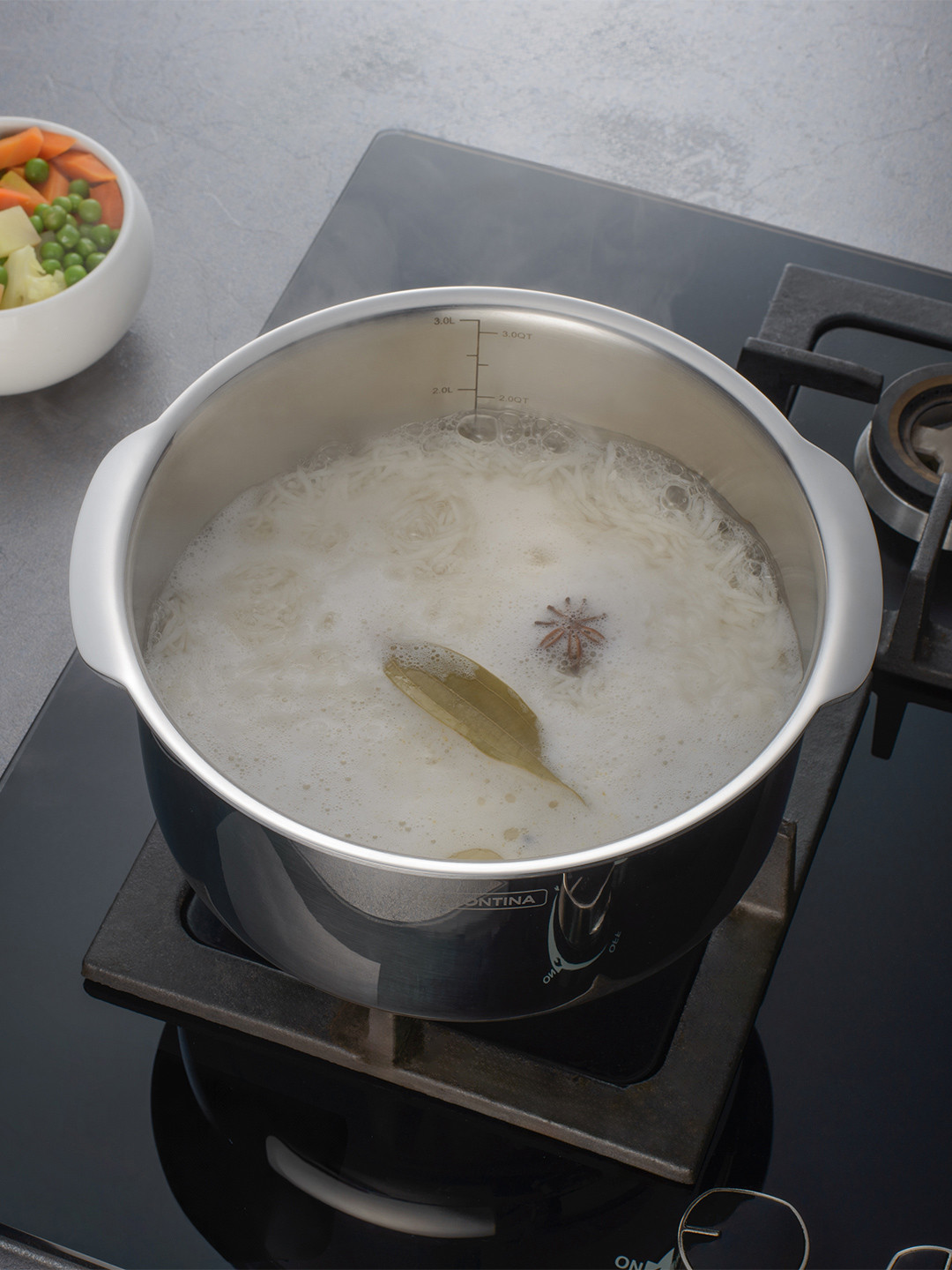 Tramontina Aeion Silver Toned Stainless Steel Triply Induction Base Tope with Lid 2.2L