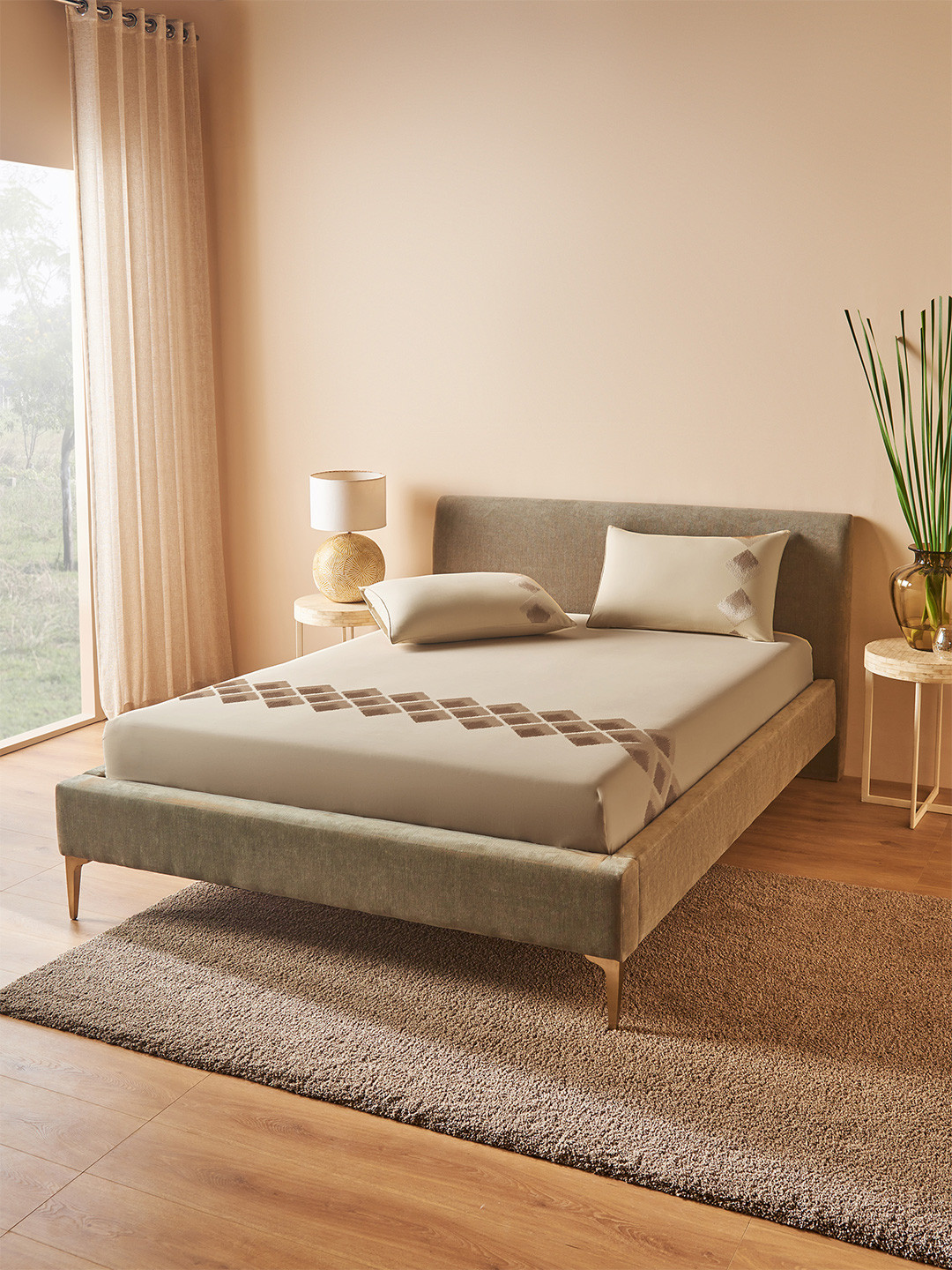 DDecor Beige & Silver-Toned 180 TC King Bedsheet with 2 Pillow Covers