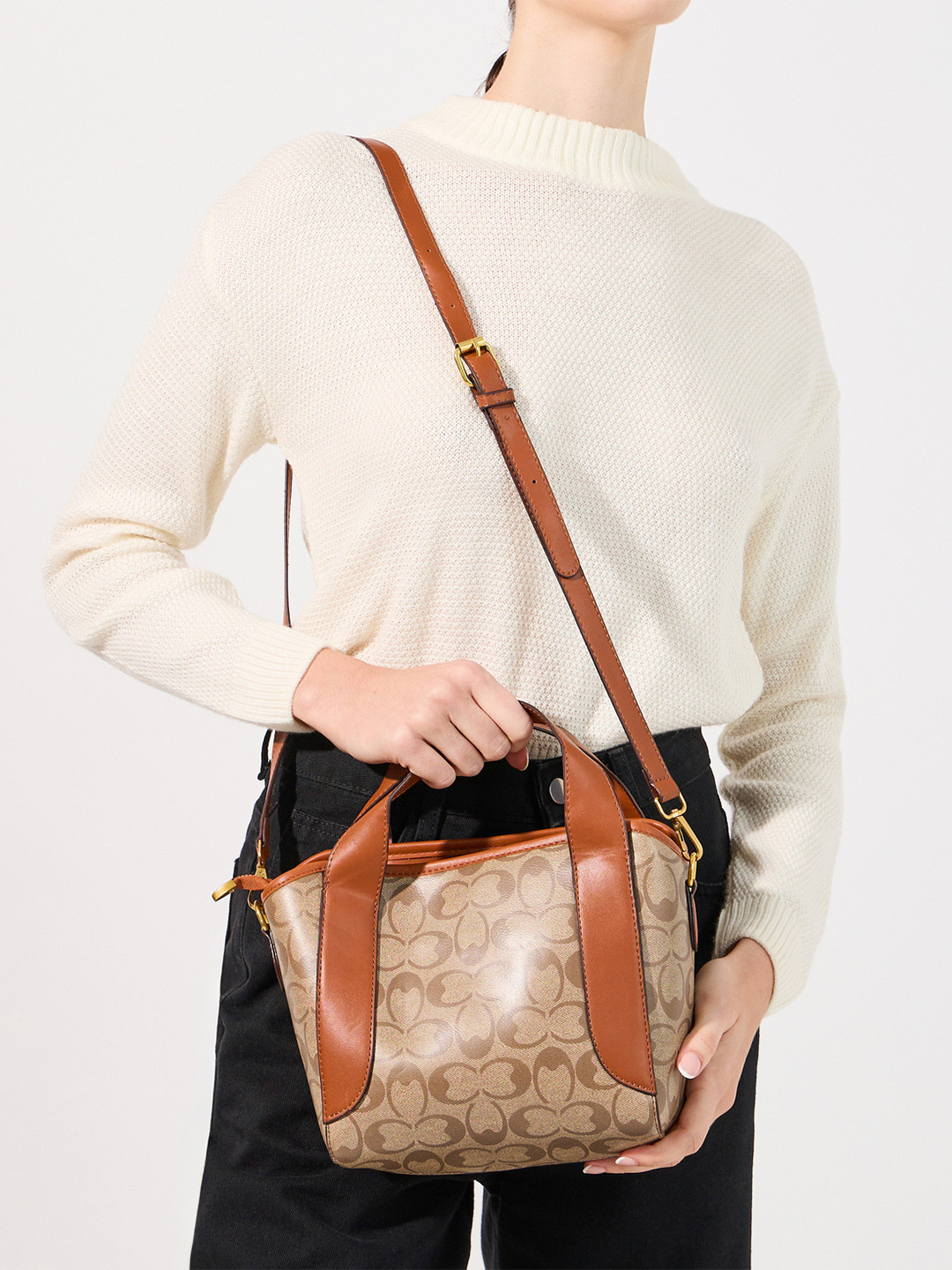 Women Textured Handheld Bag