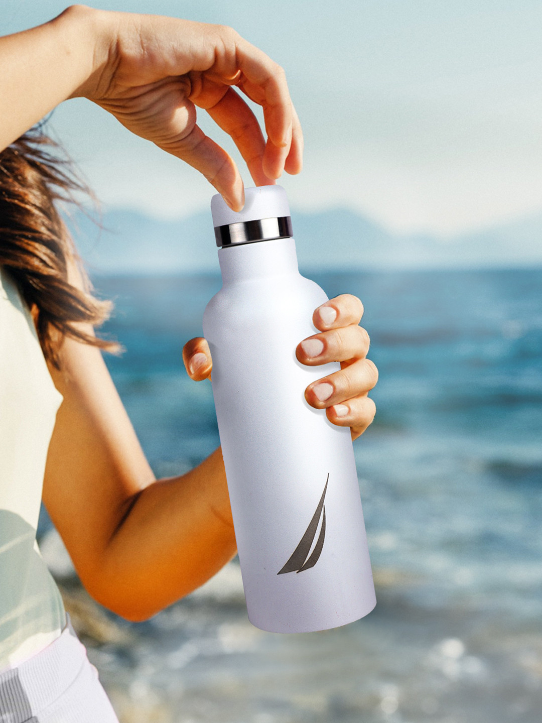 Nautica White & Silver-Toned Stainless Steel Smart Vacuum Water Bottle-500ML