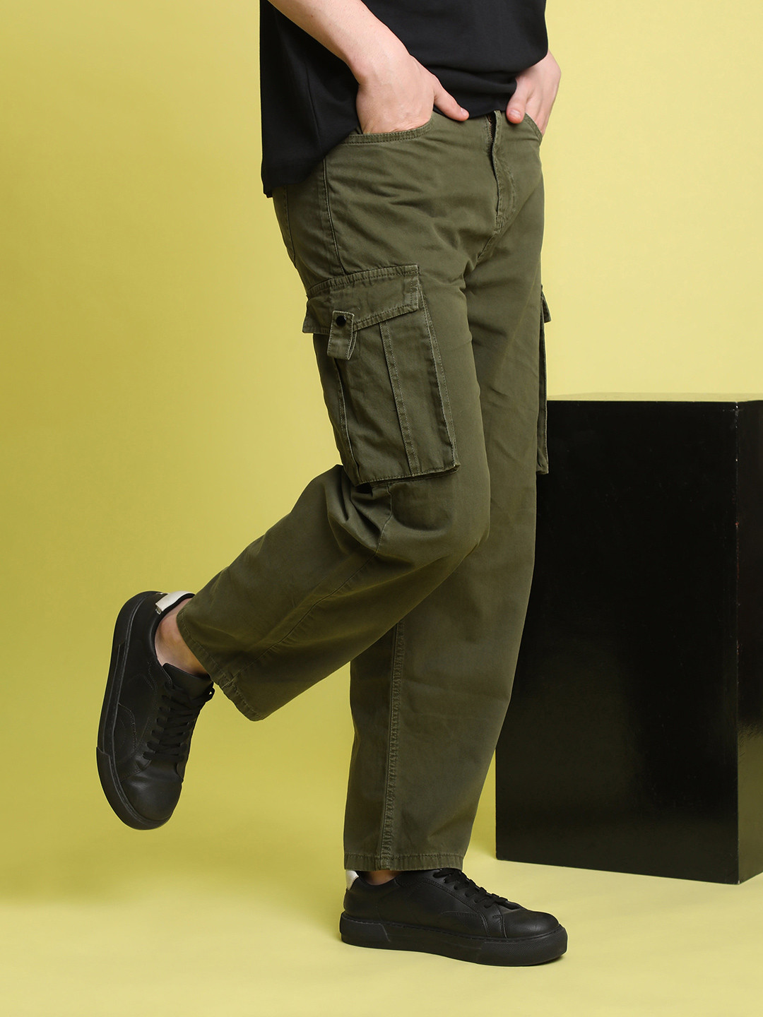 Bene Kleed Men Olive Loose Fit Cargos Trousers