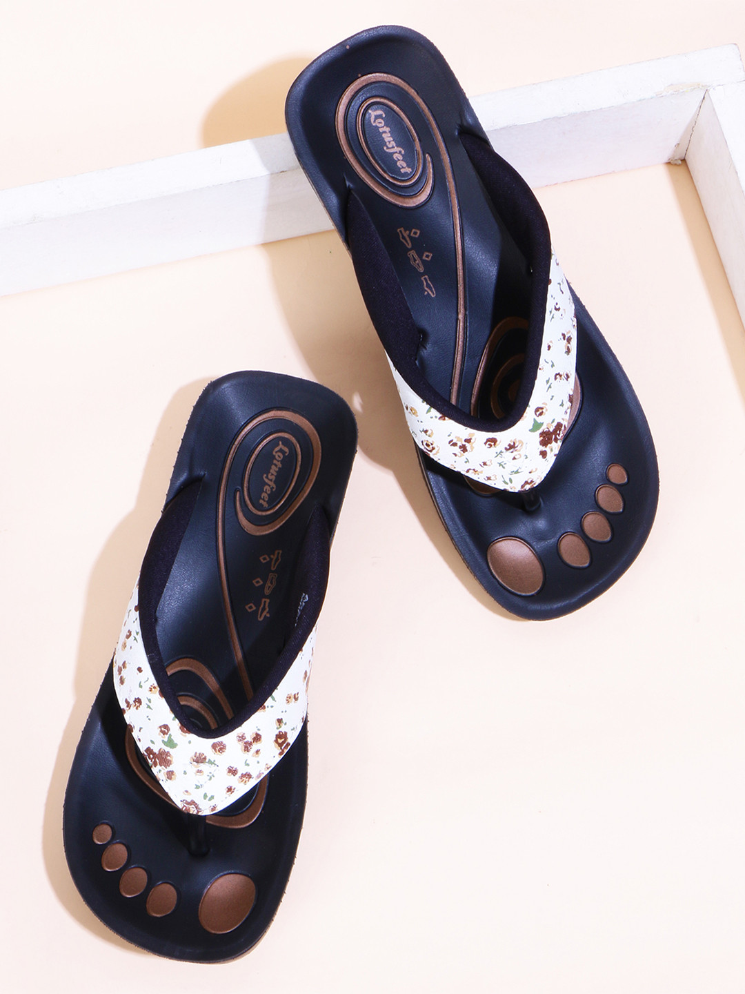 Lotusfeet Women Printed One Toe Flats