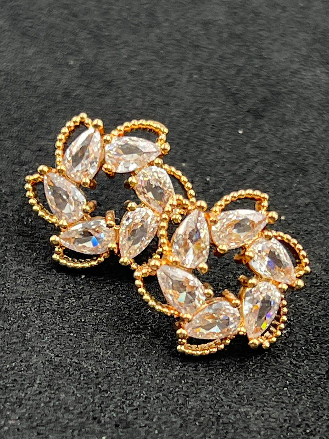 DRAMATIC EFFECT Gold-Plated Floral Shaped Studs