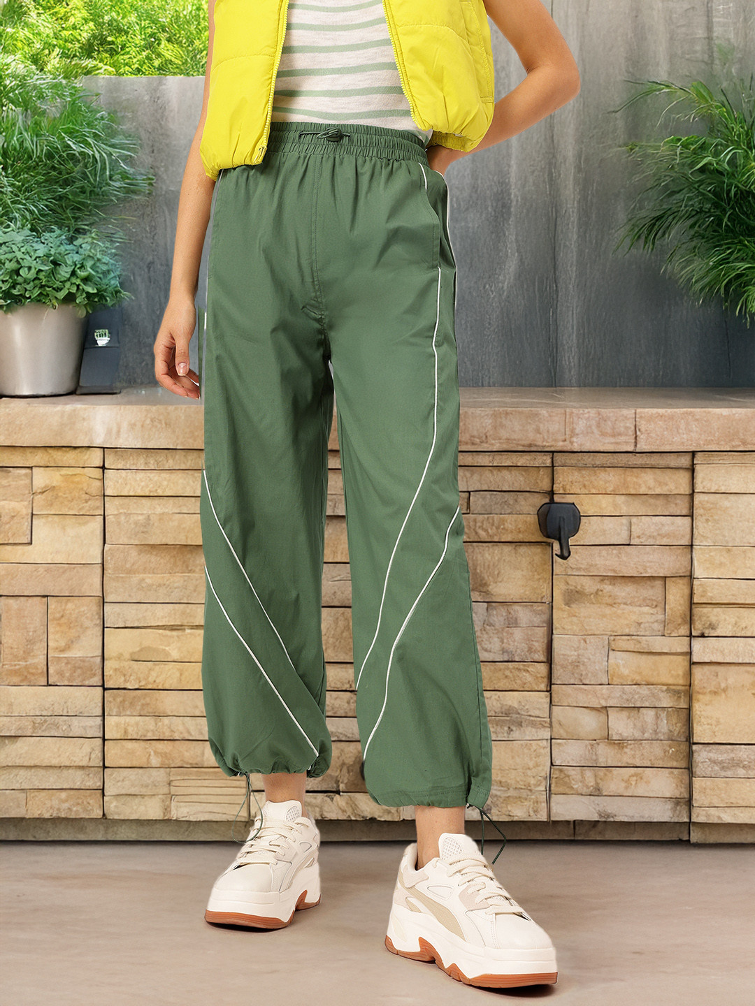 DressBerry Women Relaxed High-Rise Piping Detail Toggle Hem Joggers