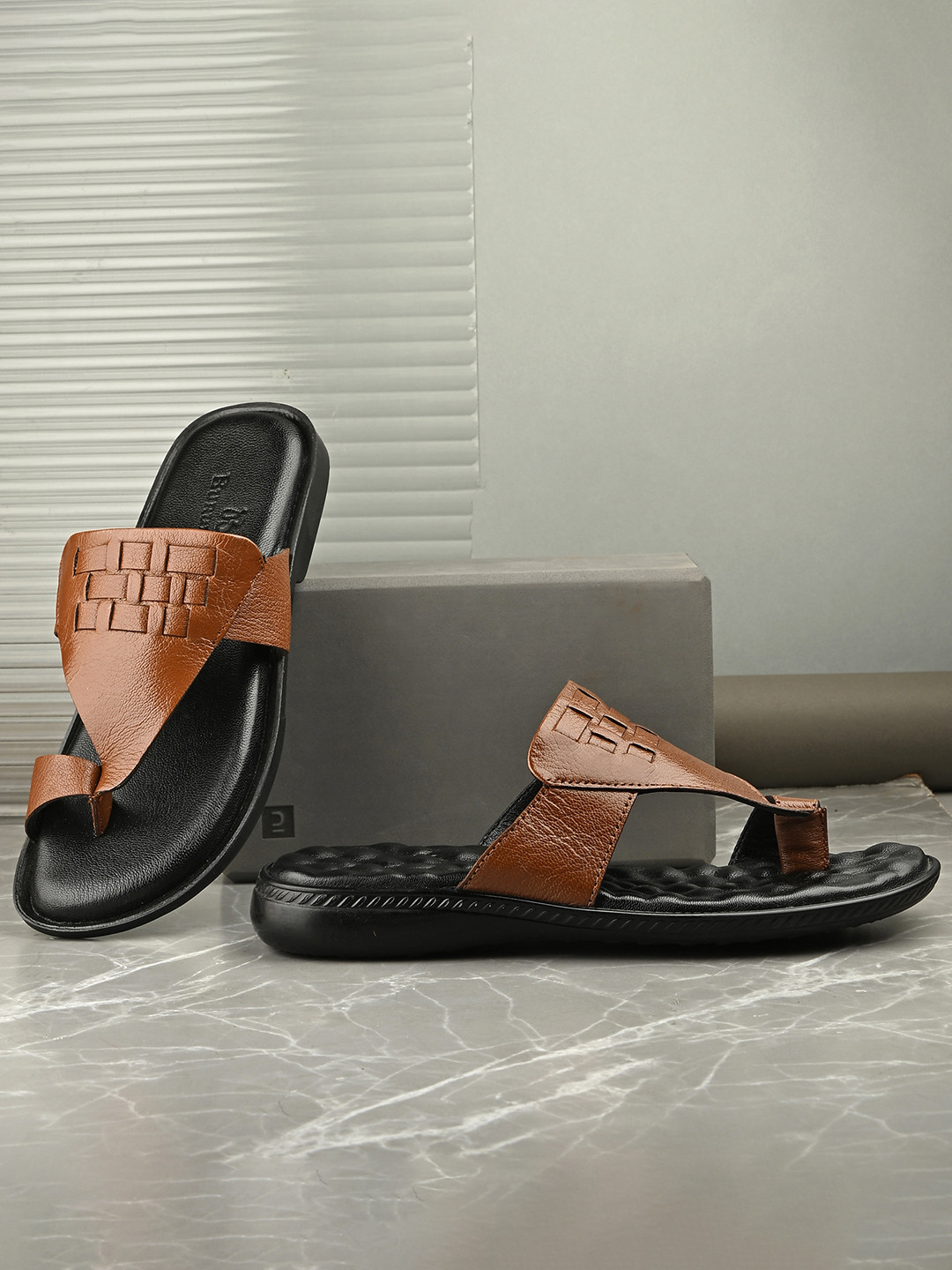 Auserio Men Round Toe Texture Sandals