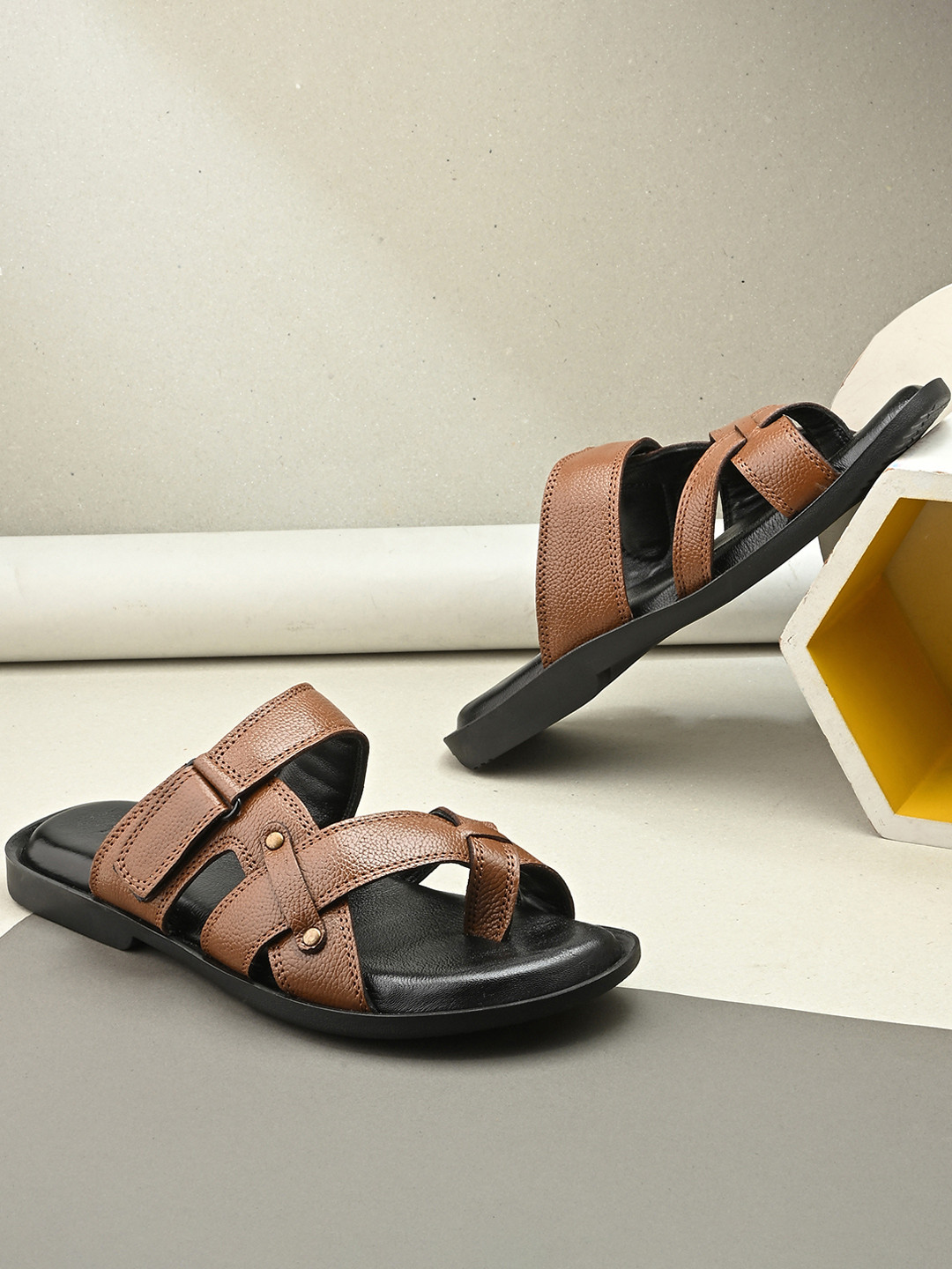 Auserio Men Round Toe Textured Sandals