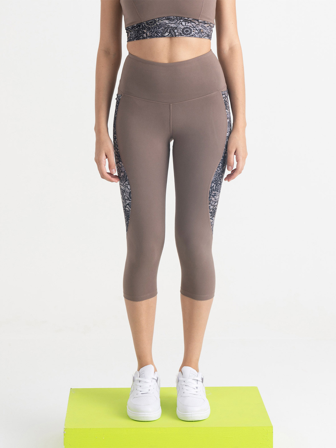 Hunnit Women Majestic Floral 3/4 Slim Fit Activewear Capri Leggings