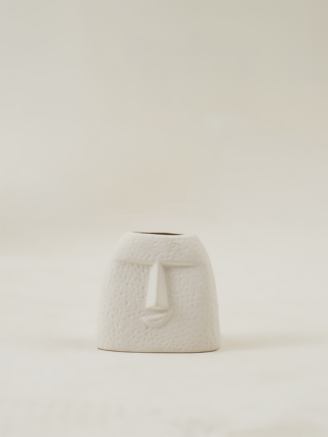PUREZENTO White Smiling Kiss Textured Ceramic Vases