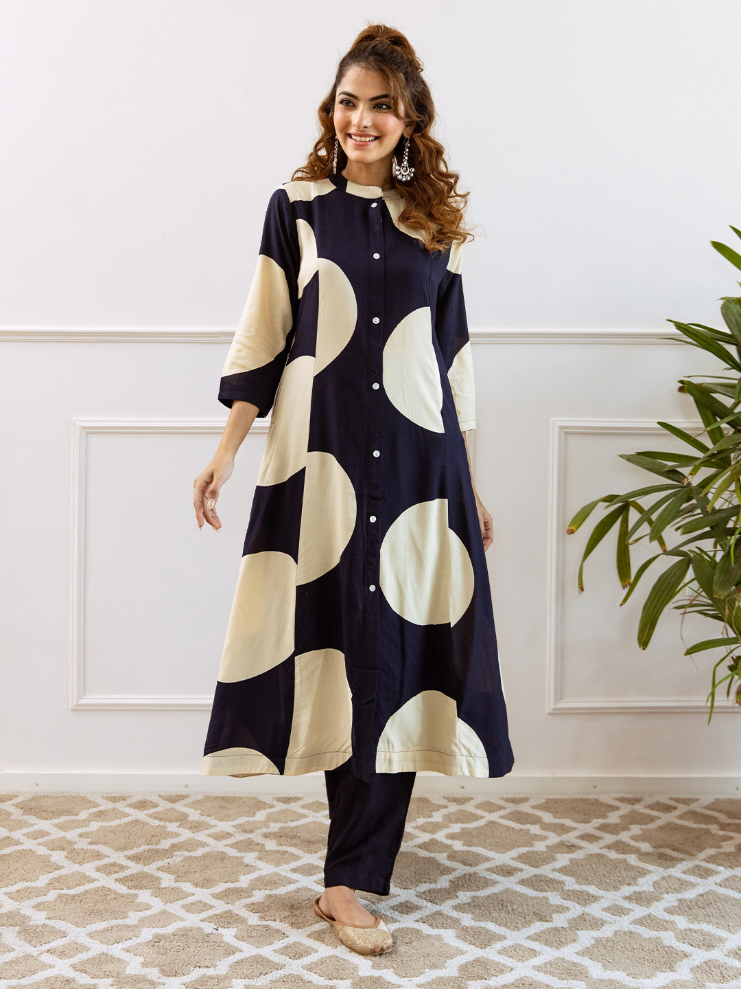 Ishin Women Printed Regular Kurta with Trousers