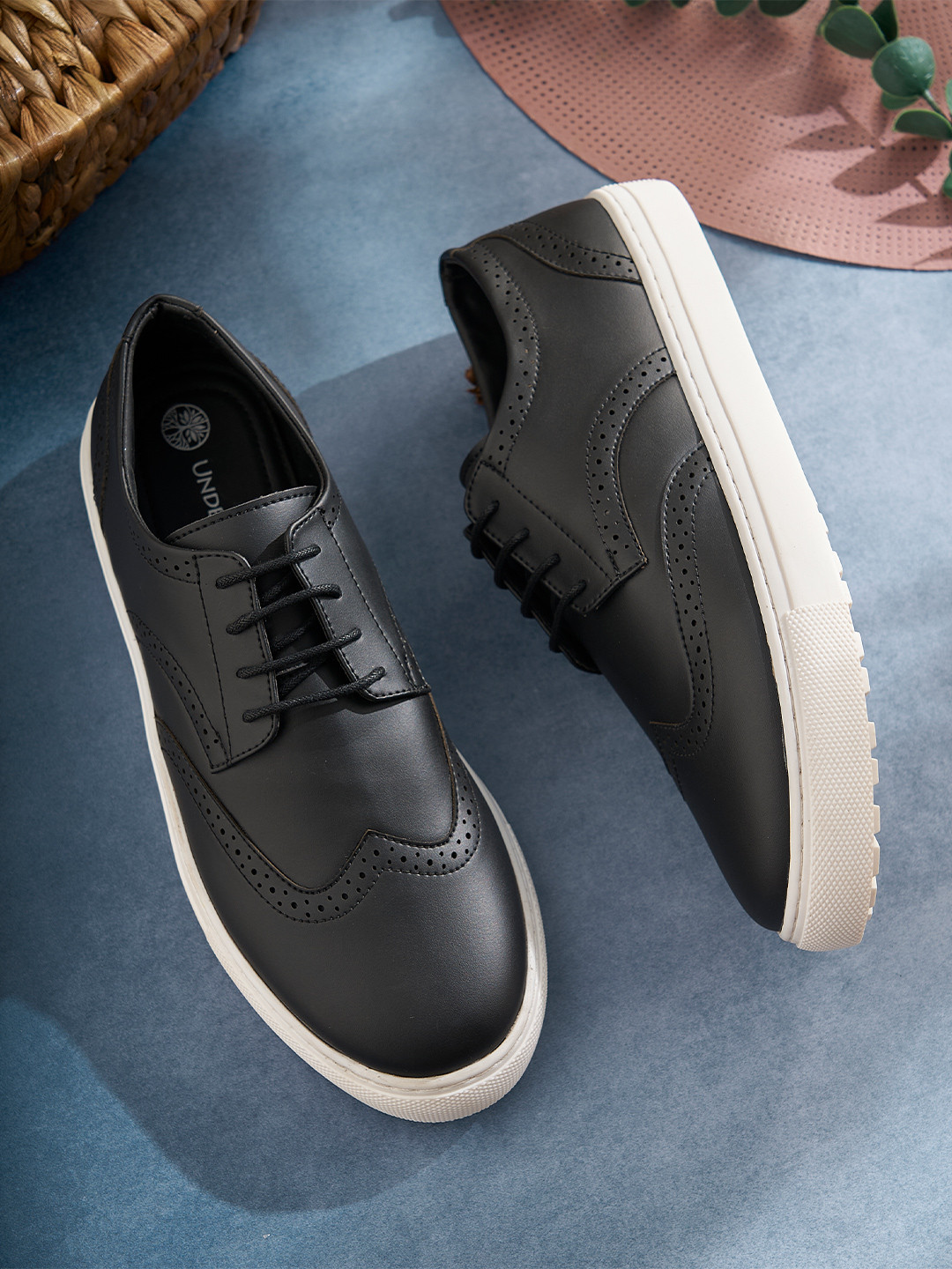 UNDERROUTE Men Textured Patent Leather Sneakers