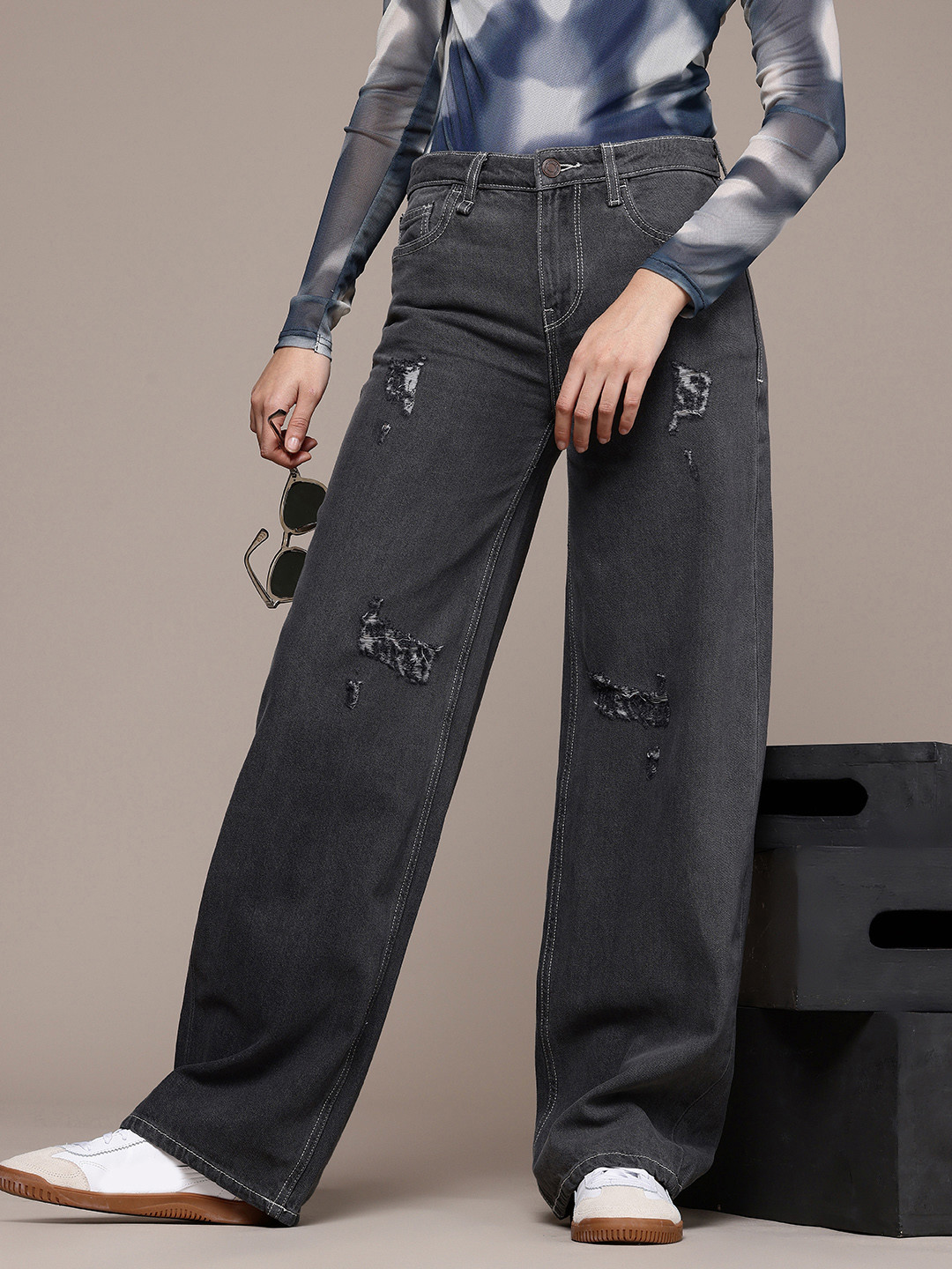 The Roadster Life Co. Women Pure Cotton 90'Baggy Low-Rise Mildly Distressed Jeans