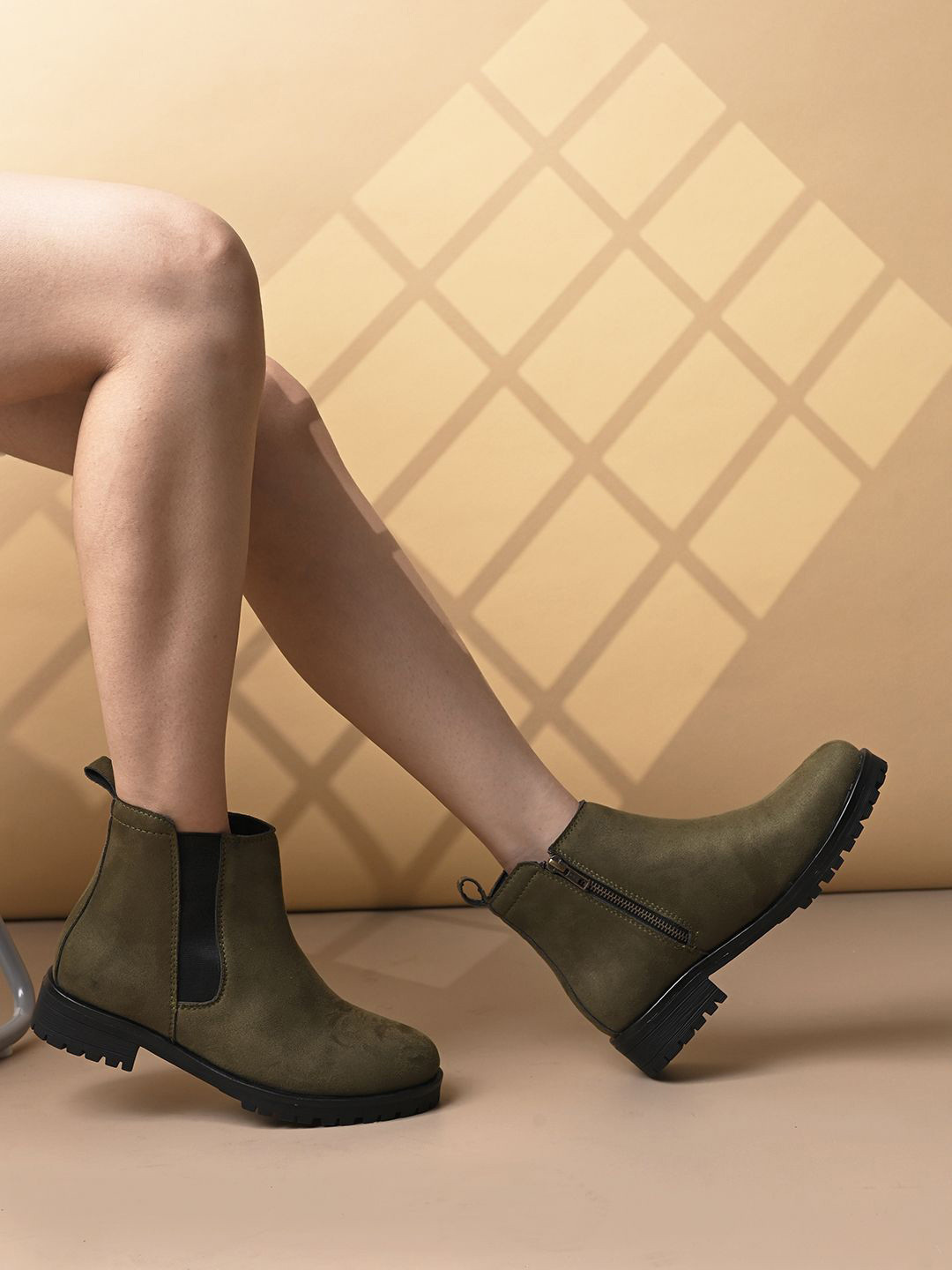 The Roadster Lifestyle Co Women Solid Chelesa Boots