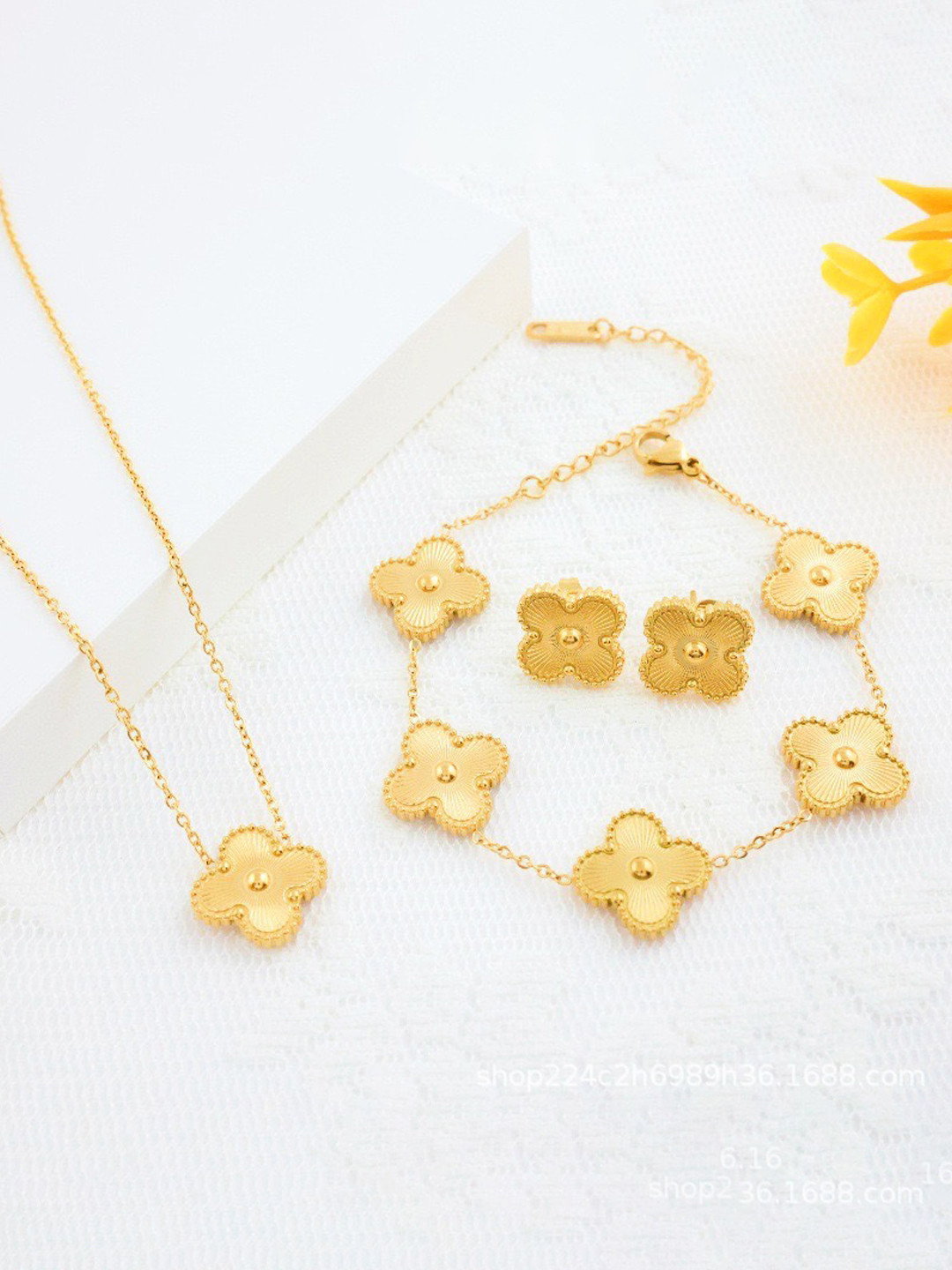 Designs & You Gold Plated Anti Tarnish Clover Jewellery Set