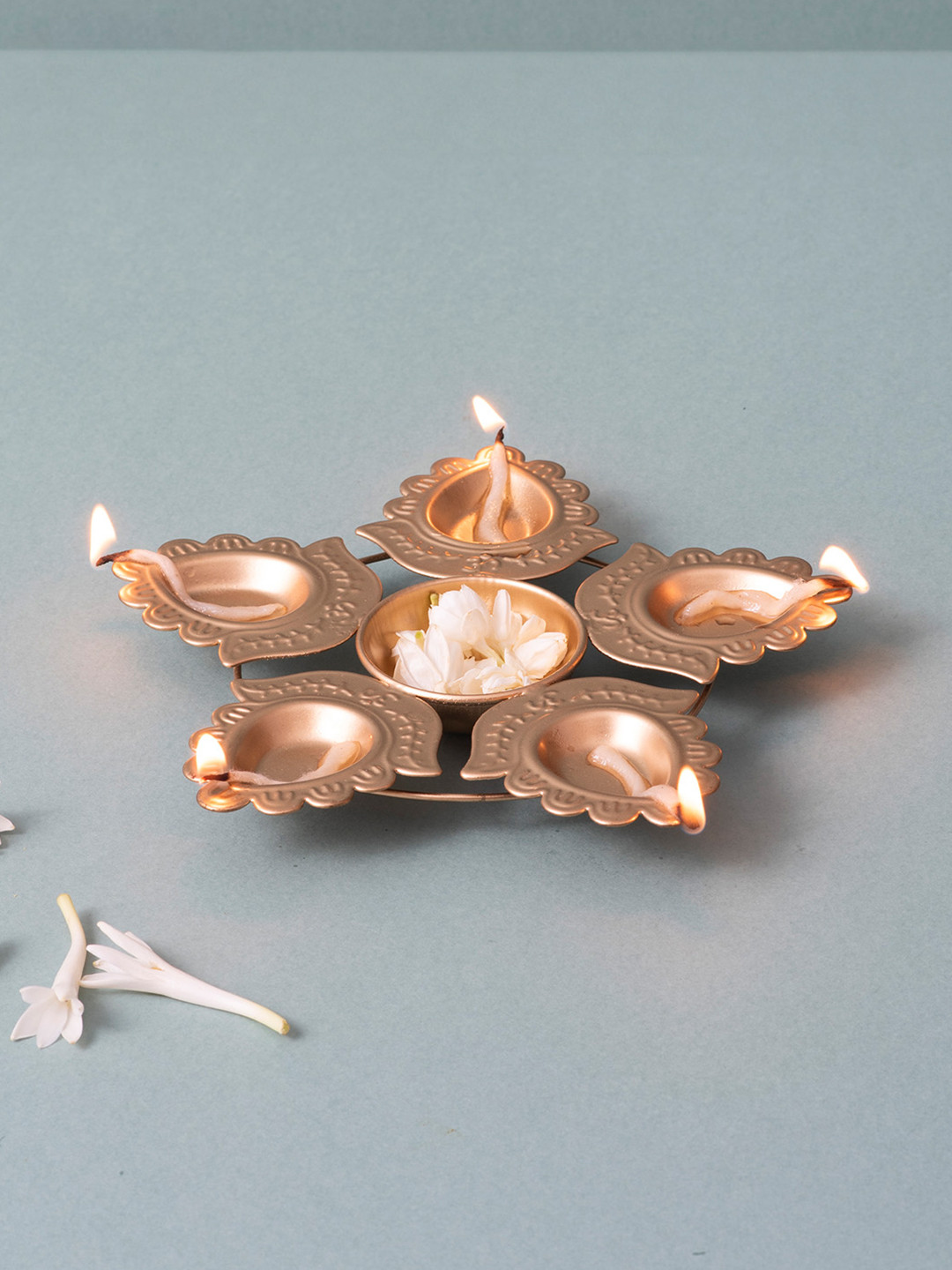 nestroots Golden Toned Textured Urli With 5 Diyas