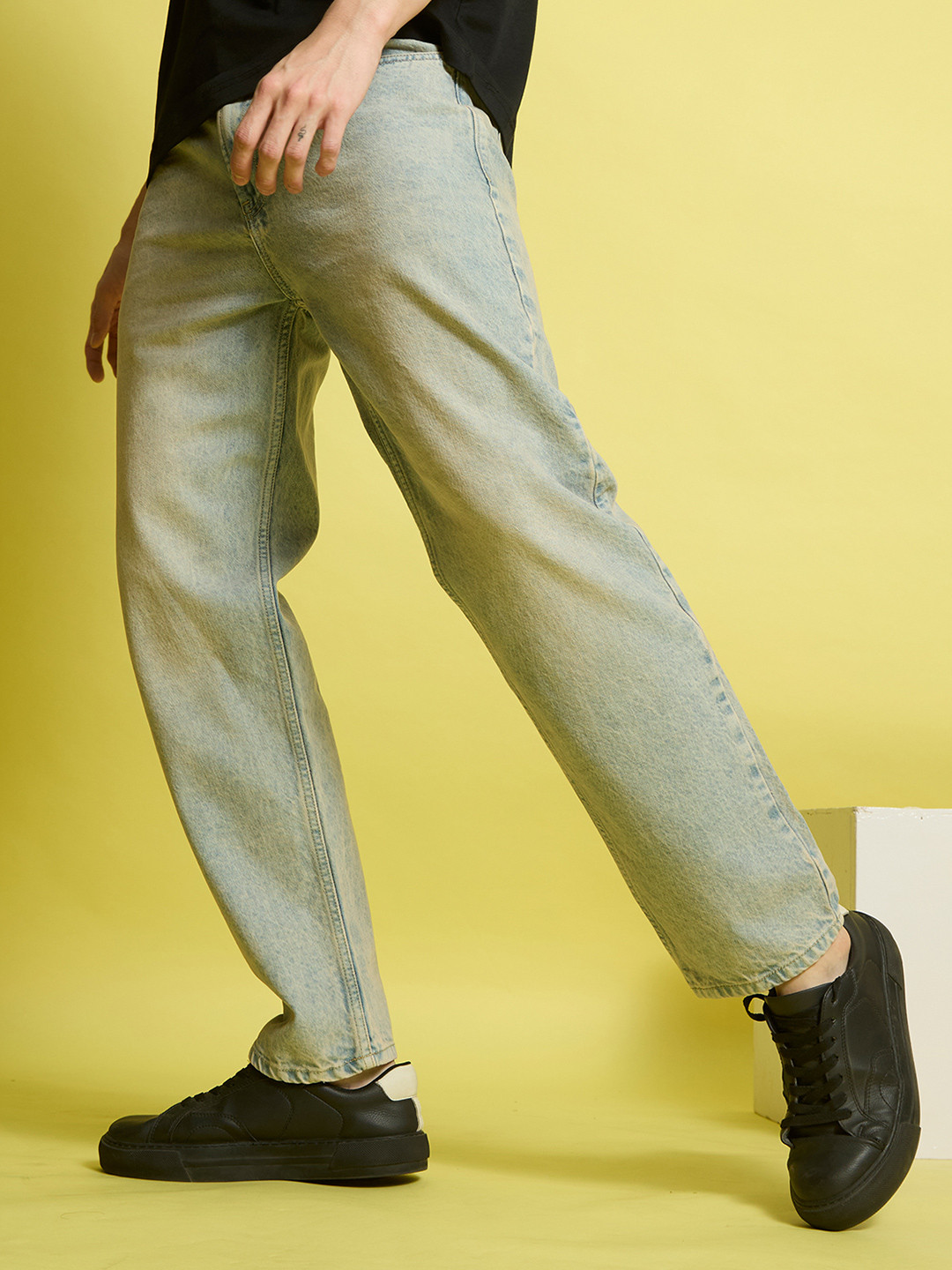 Bene Kleed Men Relaxed Fit Light Fade Tinted Cotton Jeans