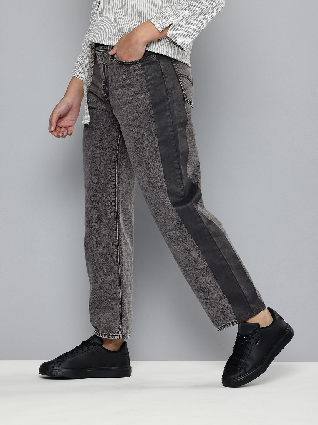 Levis Women Classic 94 Baggy Fit High-Rise Light Fade Colourblocked Pure Cotton Jeans