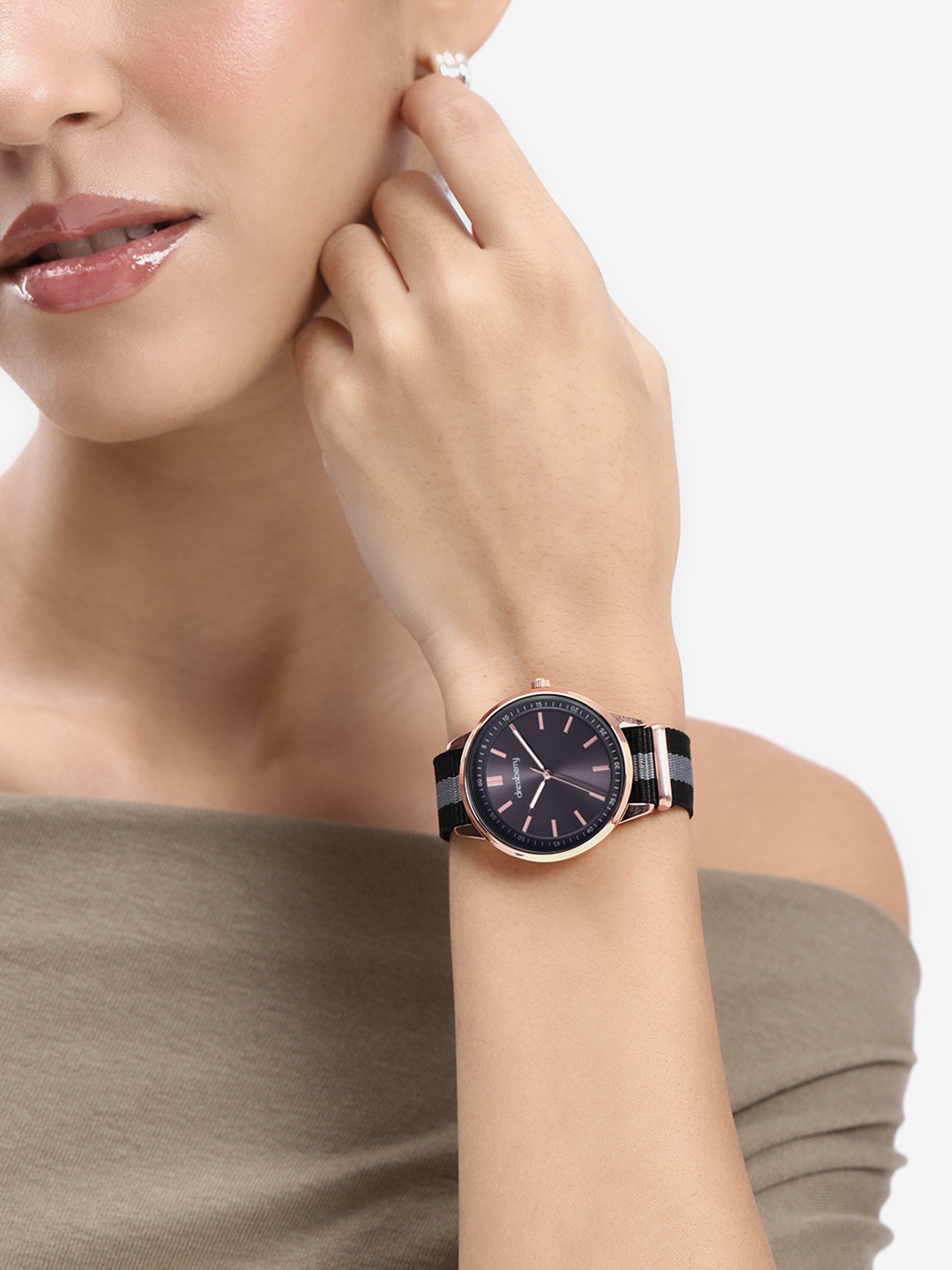DressBerry Women Stainless Steel Dial & Textured Straps Analogue Watch UT-A8619-BLK-DB