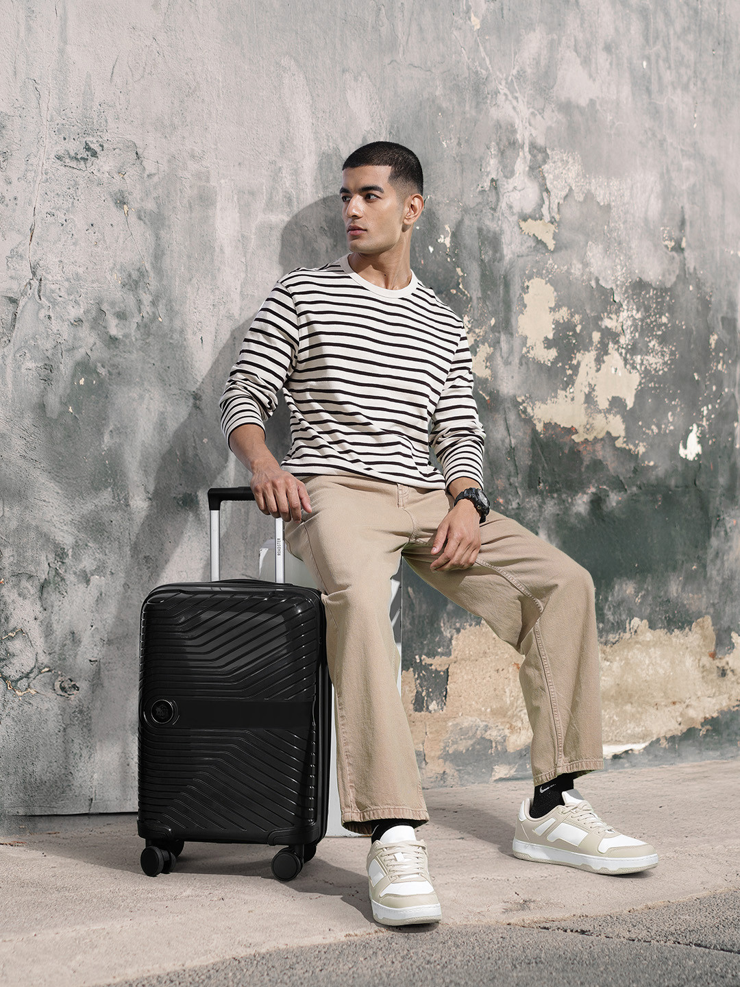 The Roadster Life Co. 360-Degree Rotation Hard Case Cabin Trolley Bag - 45.54 L