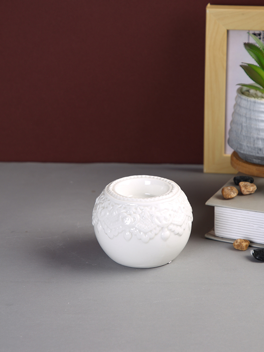 TAYHAA White Antique Designed Round Shaped Ceramic Candle Holder
