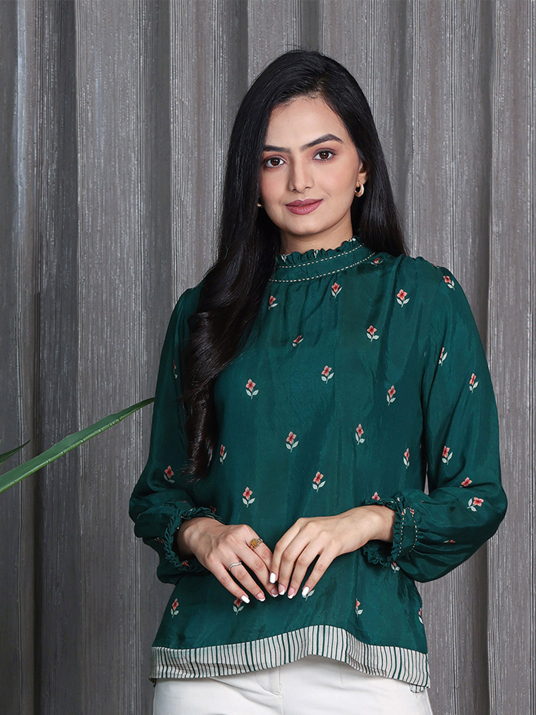SUKRUTI DESIGN Floral Printed High Neck Top